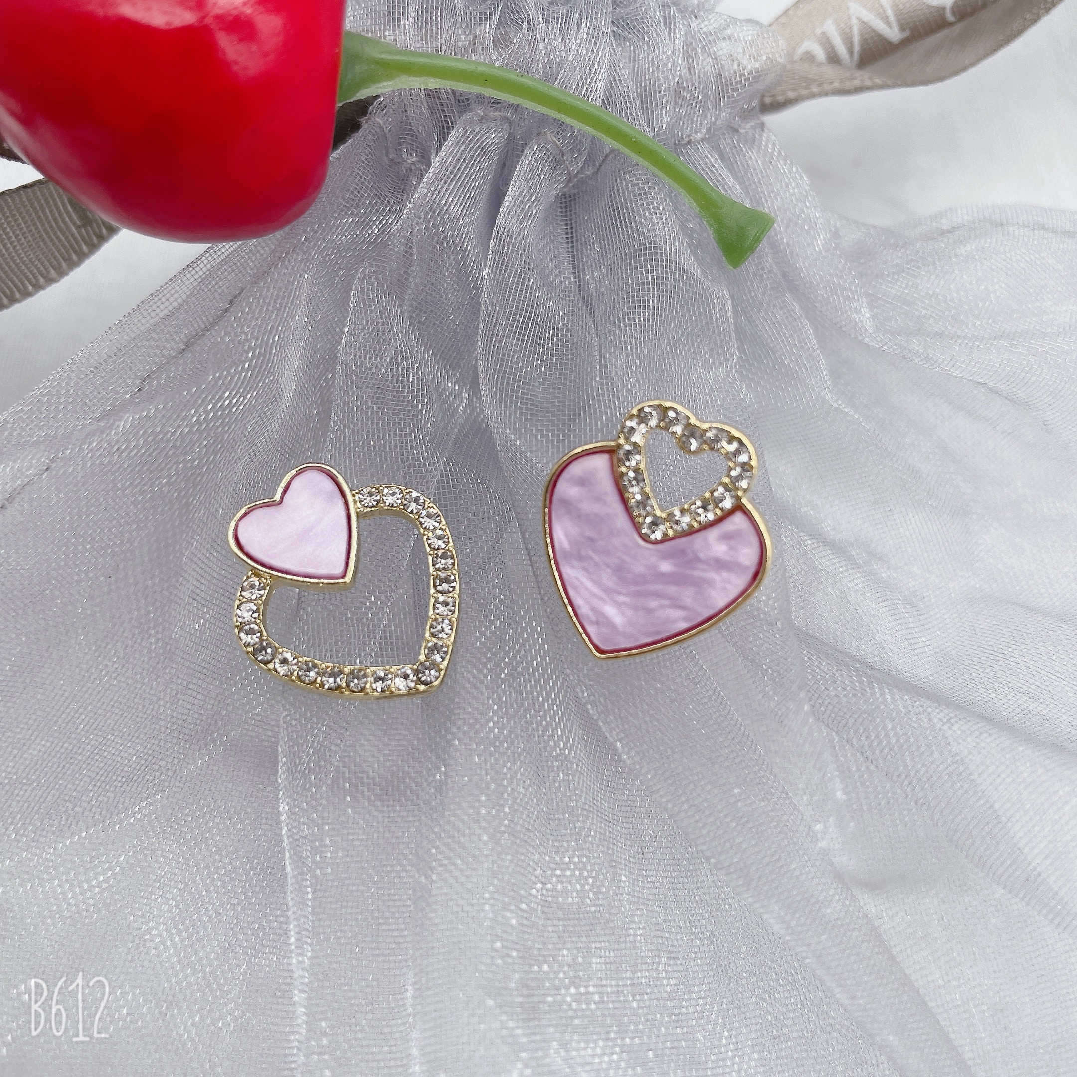 The 2024 new style of earrings from Dongdaemun, South Korea, Morandi multi-color earrings, fashionable and versatile, are popular and trendy earrings. Women's heart-shaped stud earrings Application Scenario
