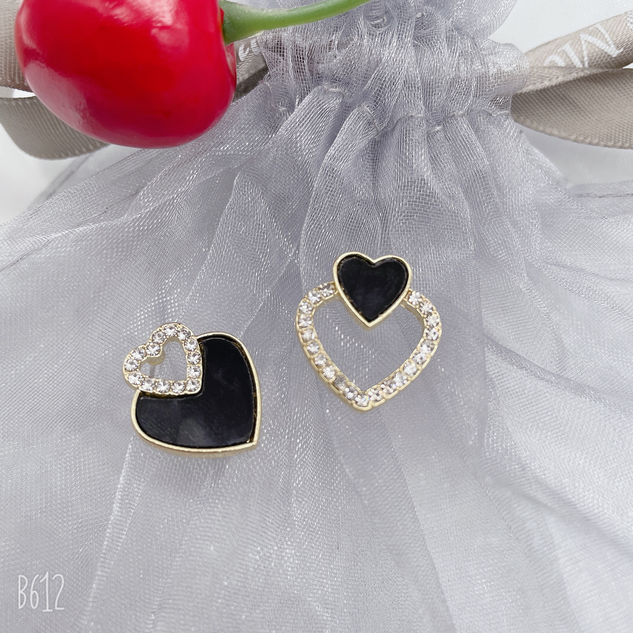 The 2024 new style of earrings from Dongdaemun, South Korea, Morandi multi-color earrings, fashionable and versatile, are popular and trendy earrings. Women's heart-shaped stud earrings details Picture