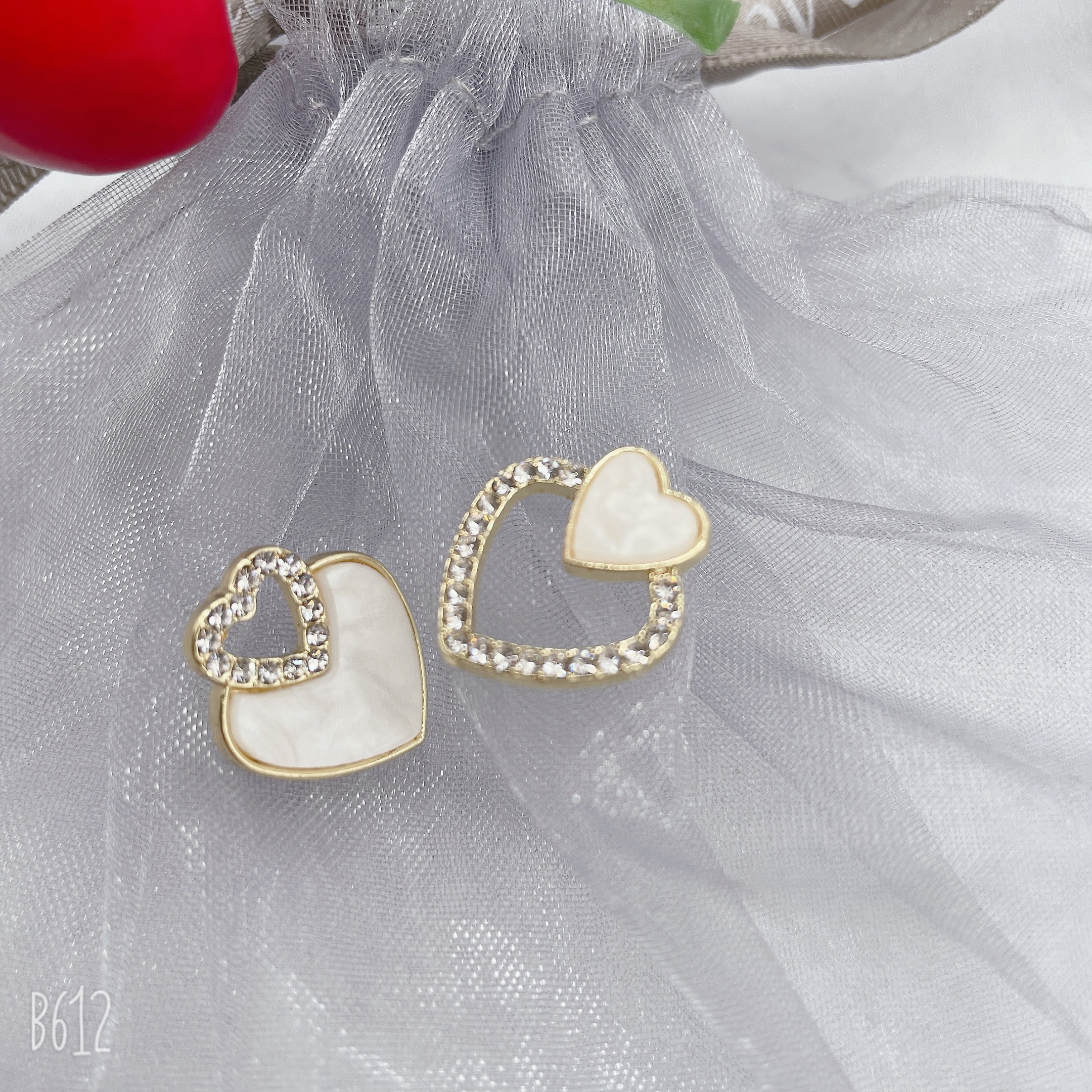The 2024 new style of earrings from Dongdaemun, South Korea, Morandi multi-color earrings, fashionable and versatile, are popular and trendy earrings. Women's heart-shaped stud earrings Specification image