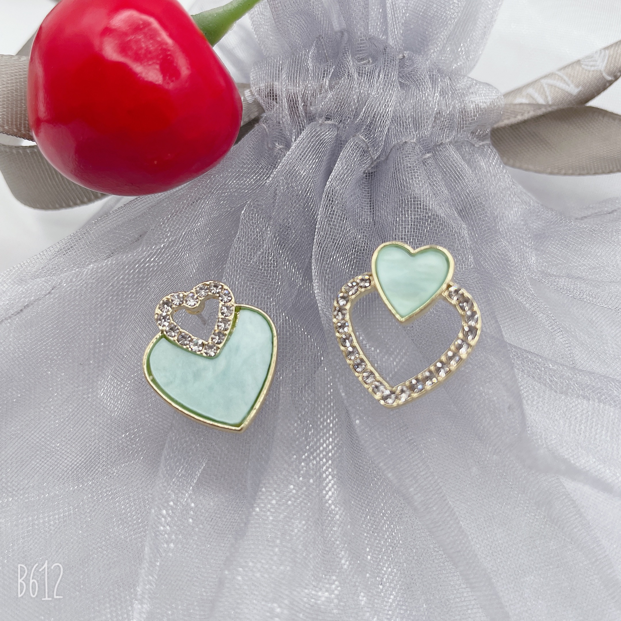 The 2024 new style of earrings from Dongdaemun, South Korea, Morandi multi-color earrings, fashionable and versatile, are popular and trendy earrings. Women's heart-shaped stud earrings Item Picture