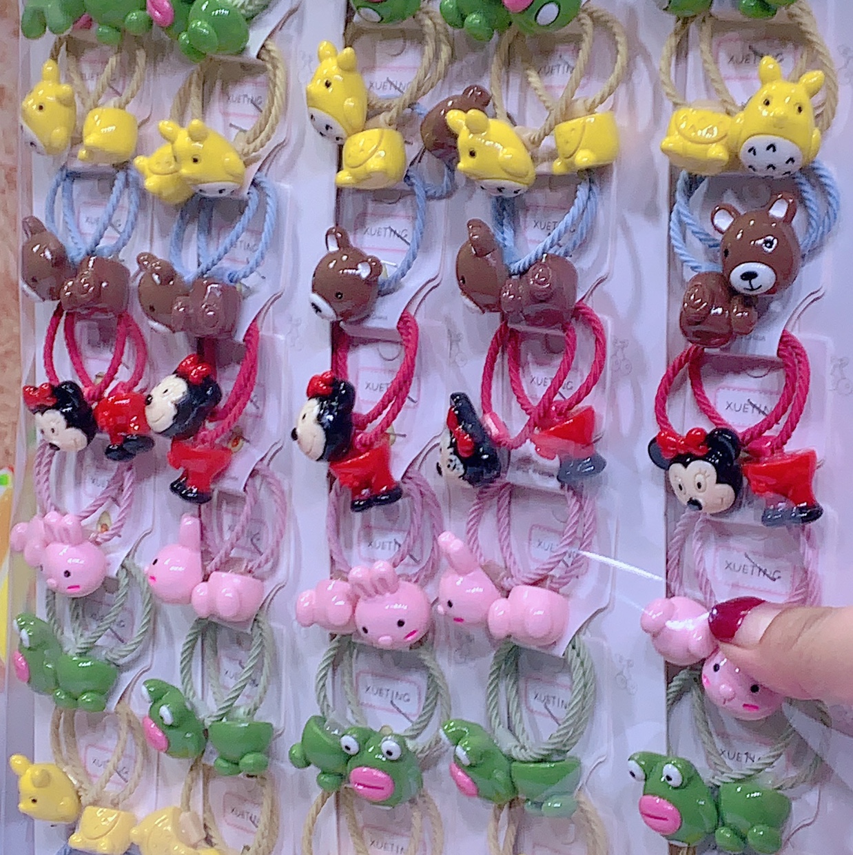 Wholesale children's jewelry accessories, direct sales from cartoon rubber bands, resin accessories Specification image