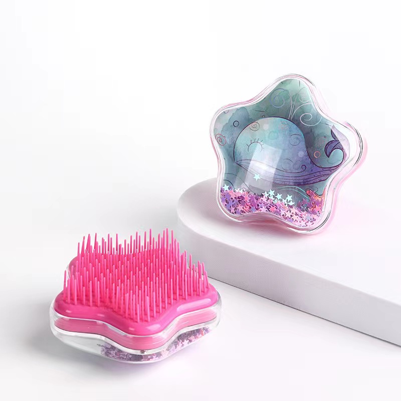 The display box features a creative five-pointed star cartoon star-shaped air cushion comb for children. It is portable, transparent, and has a cute and girlish charm