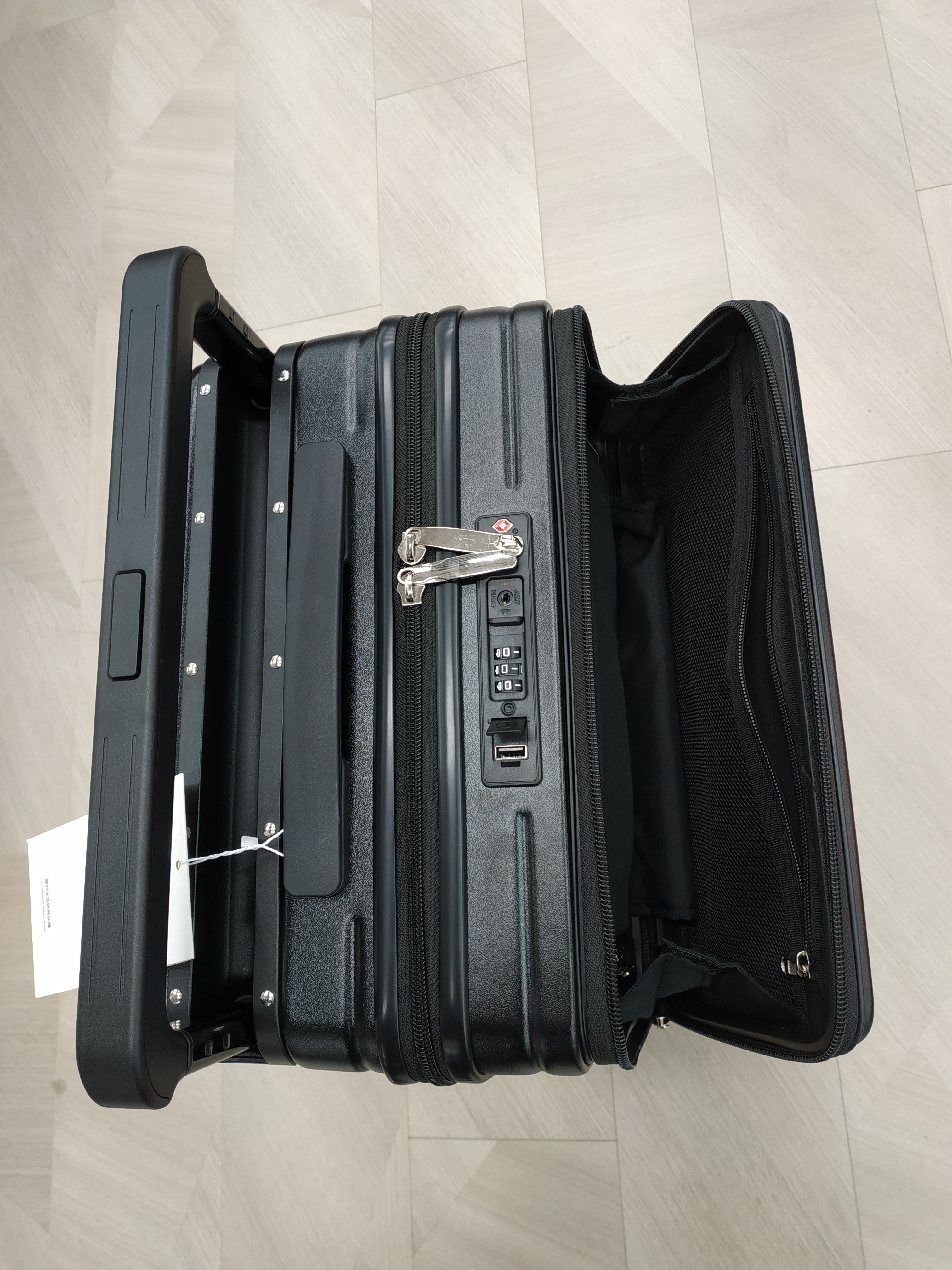行李箱/行李箱旅行箱包/旅行箱/行李箱密码箱/行李箱登机箱白底实物图