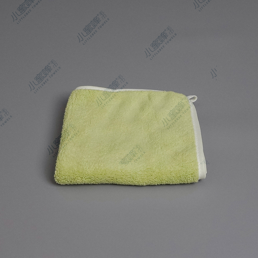 One-piece consignment factory direct sales warp knitted coral fleece plain square towel, Little Bee towel. Product number: 101 Application Scenario