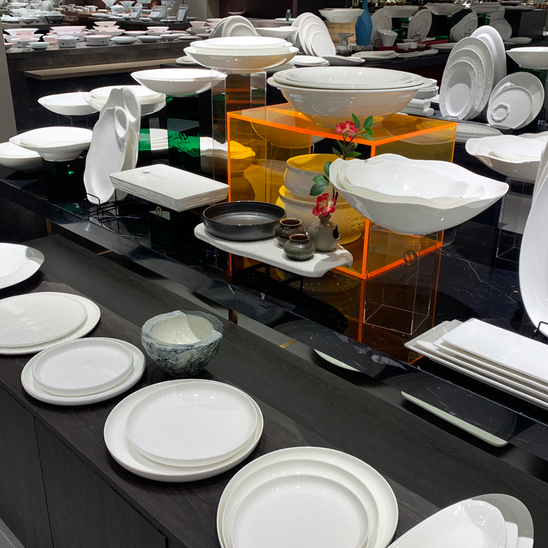 New Chinese-style restaurant hotel creative ceramic fish plates, stir-frying plates, open counter dishes display, plating, kitchen tableware wholesale Application Scenario