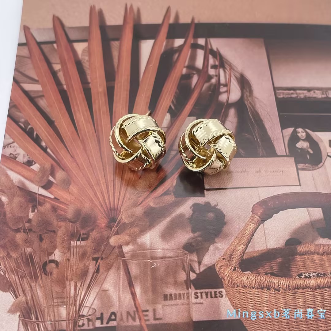Wholesale ear loops, feminine Korean earrings, 2023 new trendy ear bone studs, ear bone rings, trendy Application Scenario