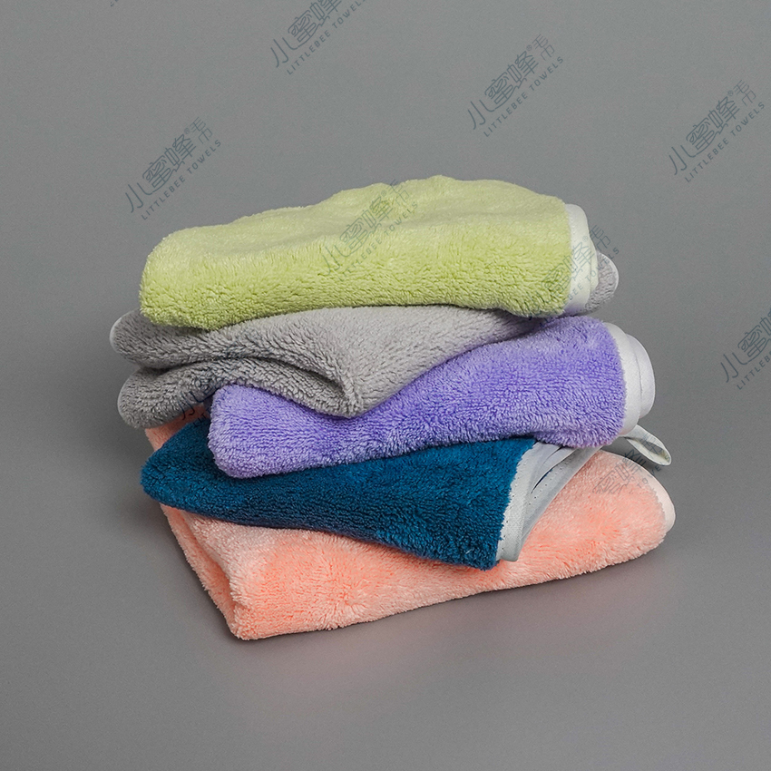 One-piece consignment factory direct sales warp knitted coral fleece plain square towel, Little Bee towel. Product number: 101