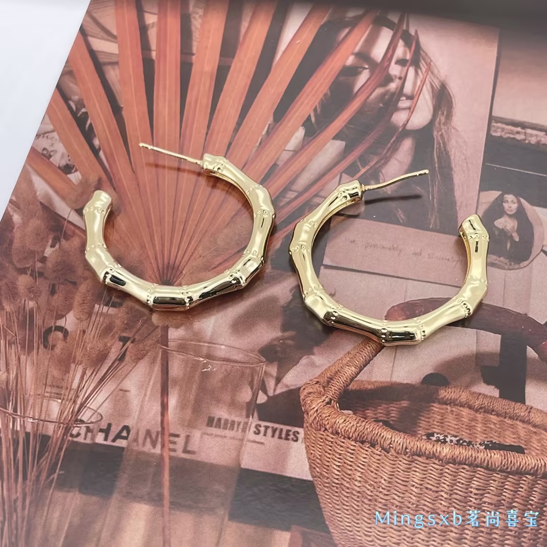 Factory direct sales of simple and fashionable earrings, Instags-style metal versatile earrings Item Picture
