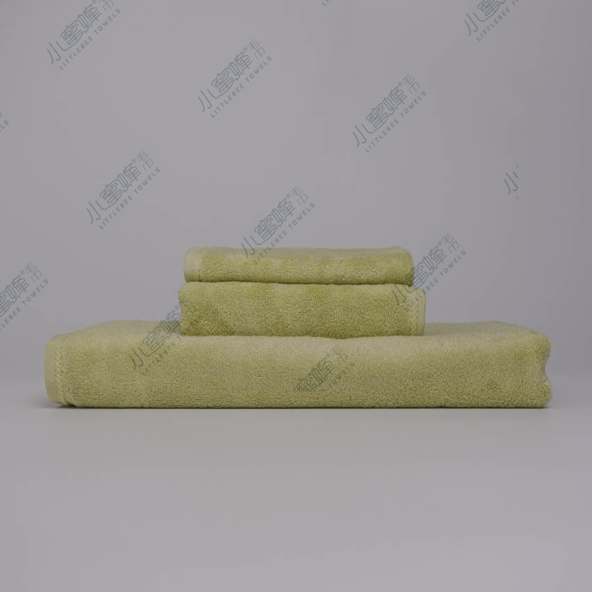 A Generation Of Bamboo Fiber Face Towel Solid Color Features Edge Multi-Color Small Bee Bath Towel: 002 Application Scenario