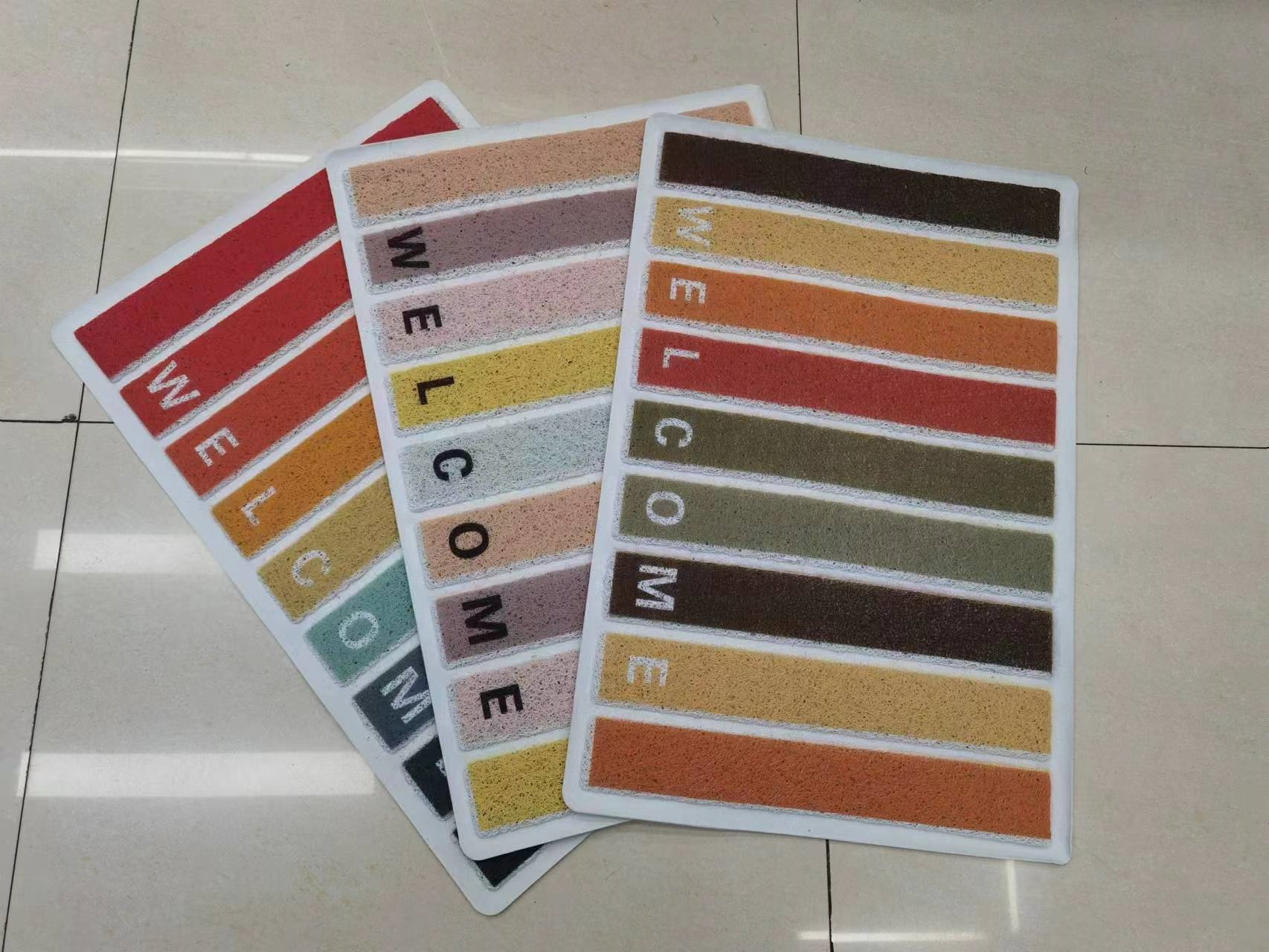 The new 3D striped floor mat, PVC mat, anti-slip mat, door mat, bathroom mat, brushed mat, foot mat and indoor mat have multiple patterns and good anti-slip effect. The size is 40*60CM full figure