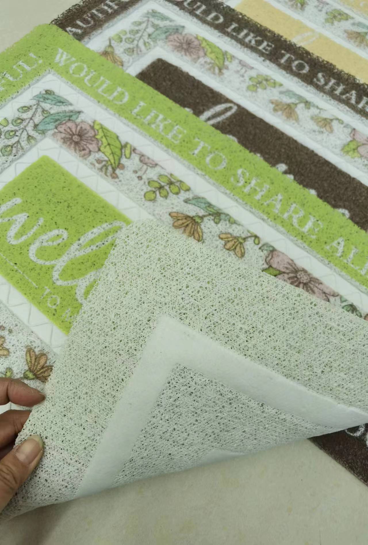 The new 3D square square-shaped floor mat, PVC mat, anti-slip mat, door mat, bathroom mat, brushed mat, foot mat and indoor mat have multiple patterns and good anti-slip effect. The size is 40*60CM details Picture