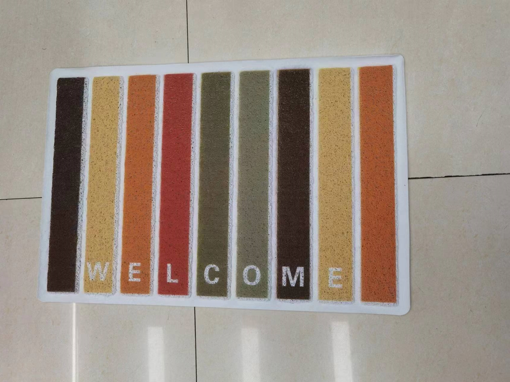 The new 3D striped floor mat, PVC mat, anti-slip mat, door mat, bathroom mat, brushed mat, foot mat and indoor mat have multiple patterns and good anti-slip effect. The size is 40*60CM Application Scenario
