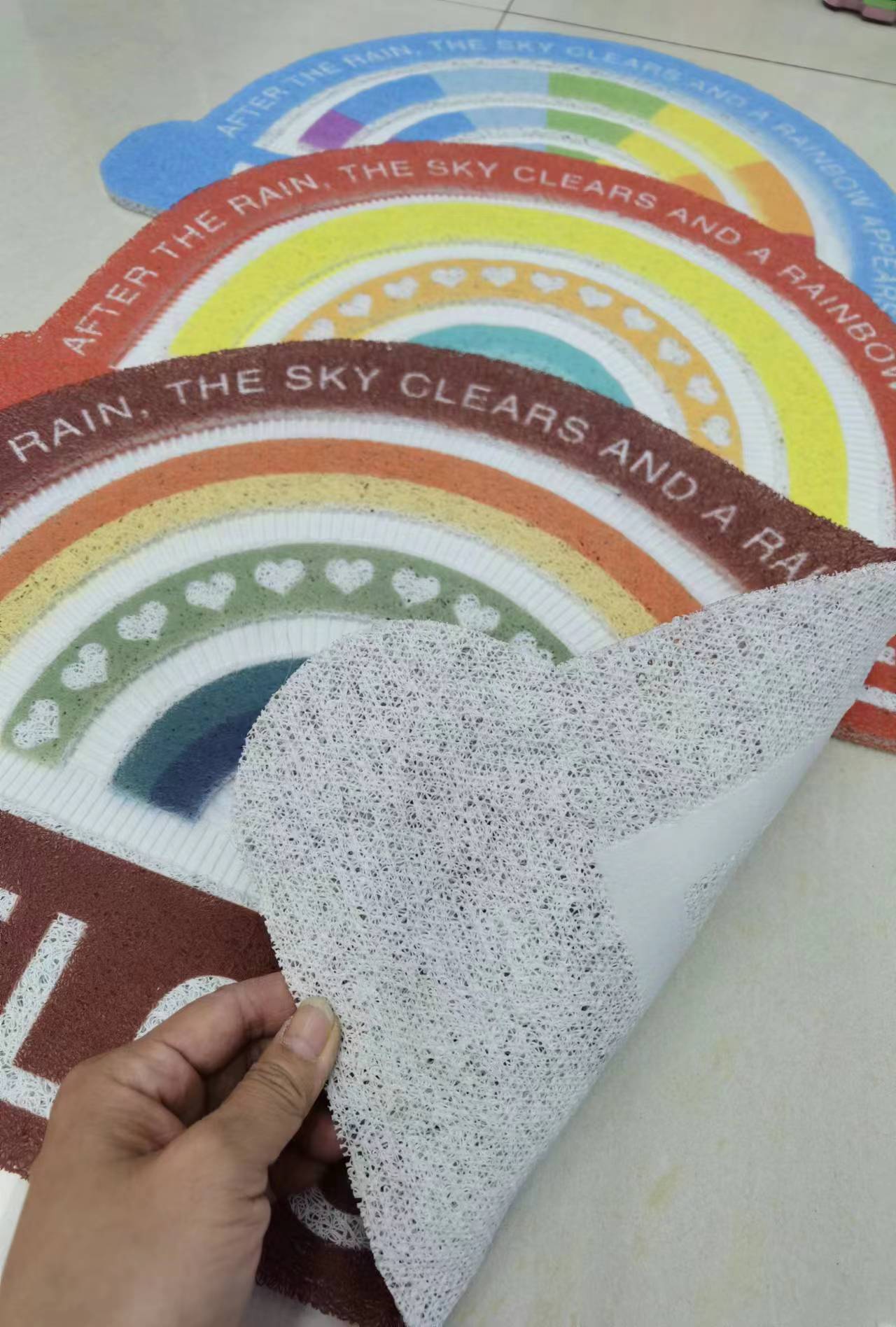 The new 3D semi-circular rainbow floor mat, PVC mat, anti-slip mat, door mat, bathroom mat, brushed mat, foot mat and indoor mat have multiple patterns and good anti-slip effect. The size is 40*60CM full figure