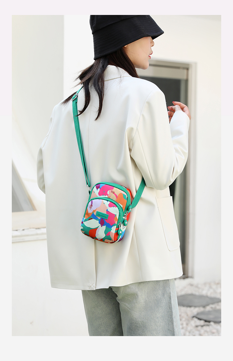 新款印花尼龙包时尚韩版女包便携小巧手机包实用休闲包通勤斜挎包详情5
