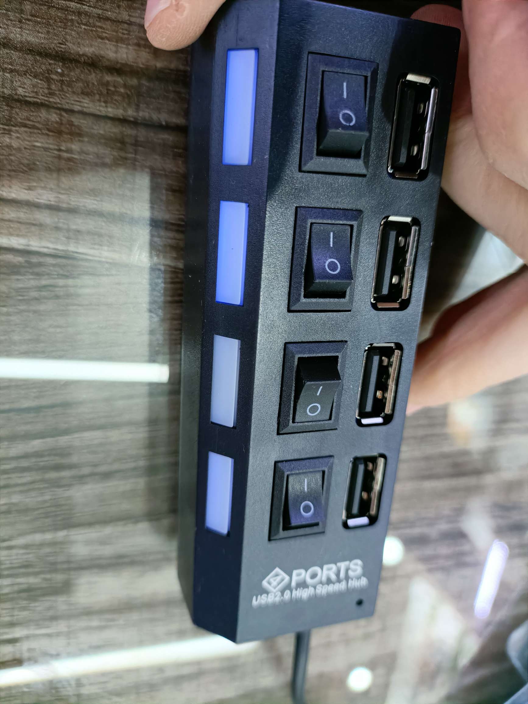 USB电脑接口分线器带开关HUB 4孔独立开关HUB USB2.0集线器 一拖四多接口集线器白底实物图