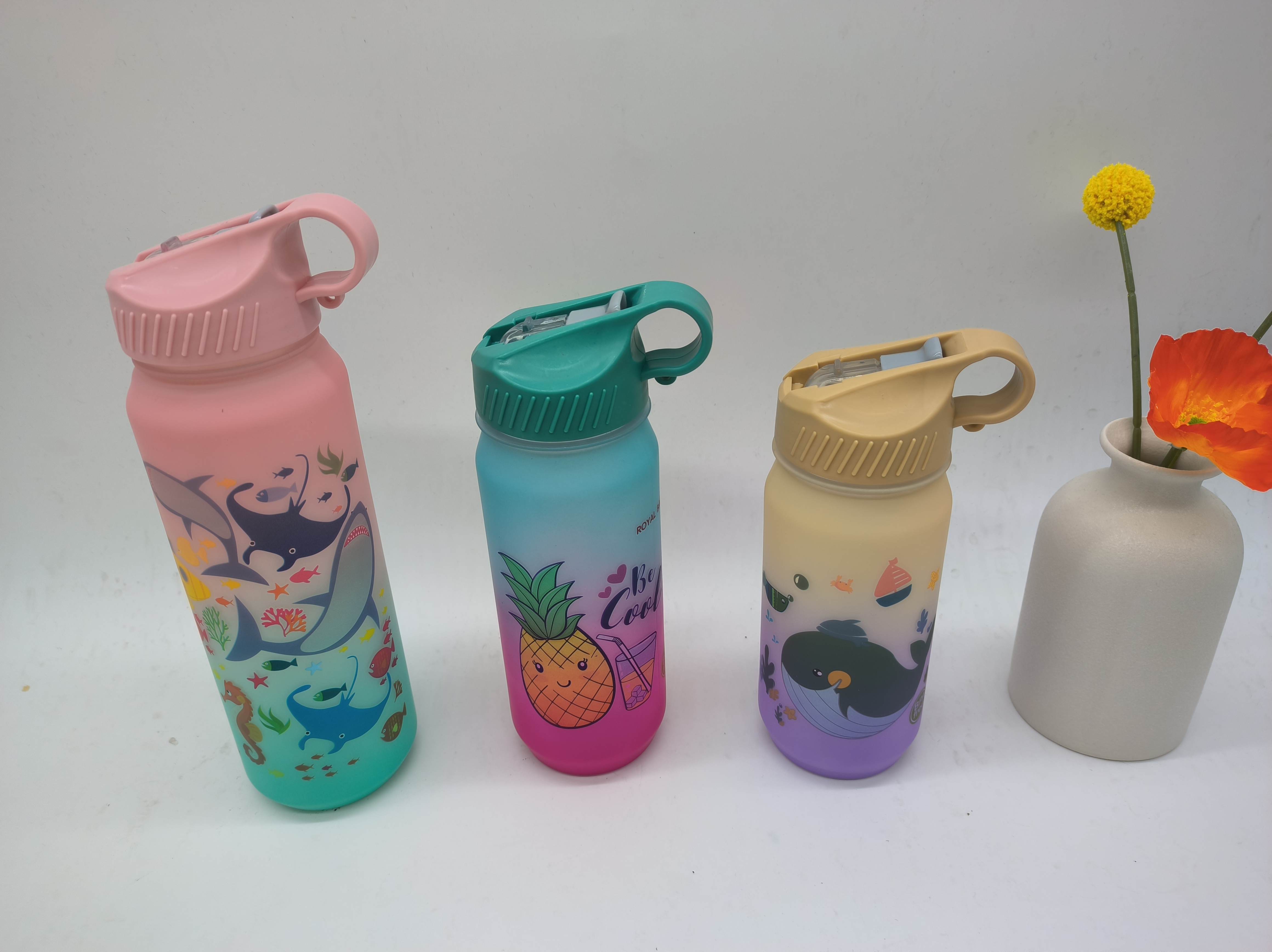 2-piece water cup set: Simple cartoon water cup, portable space cup, summer sports plastic cup, space cup, sports water bottle Application Scenario