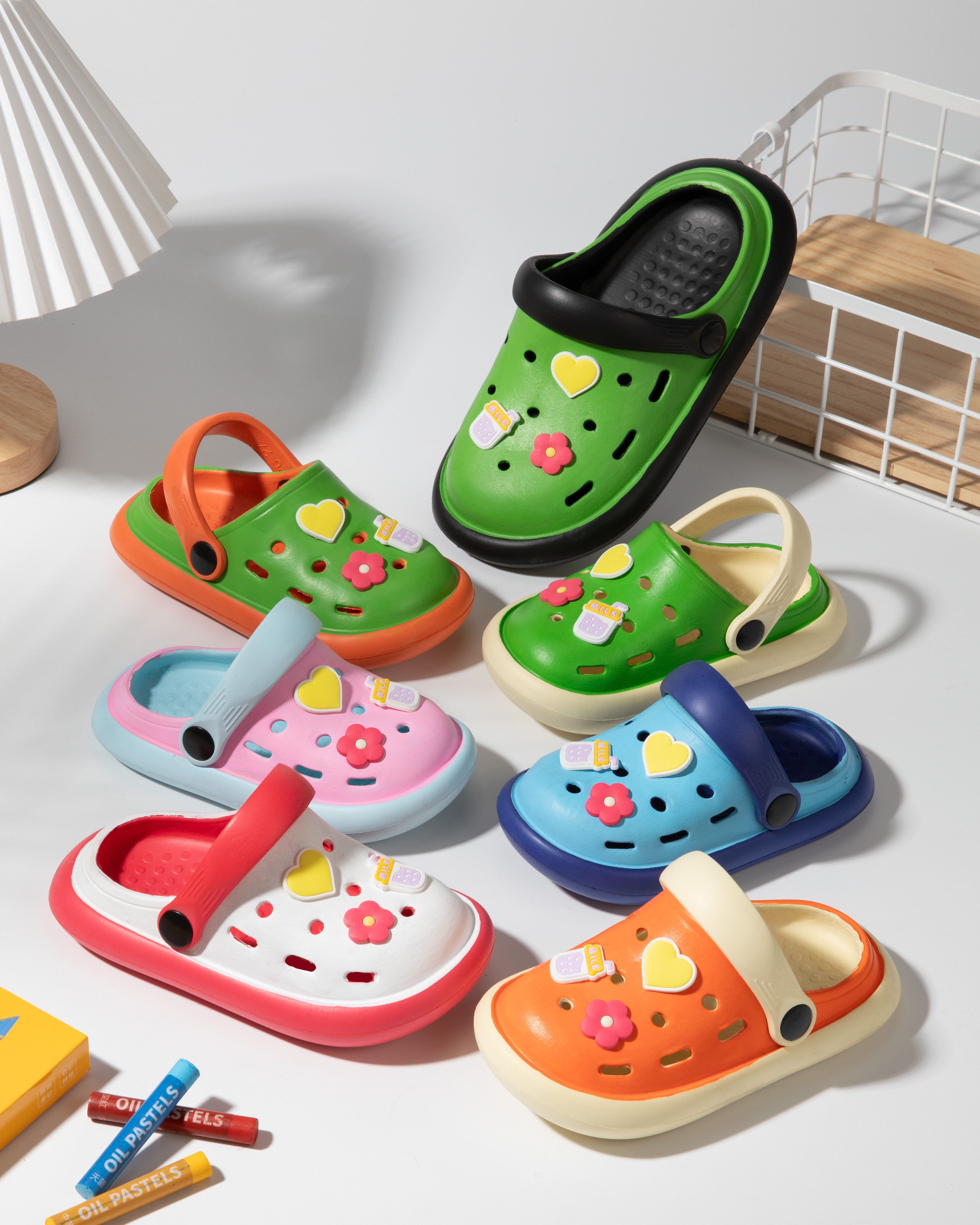 Foreign trade girls' hearts, cute crocs for infants and toddlers, summer poop feel, children's soft-soled flip-flops, beach shoes for outdoor wear details Picture