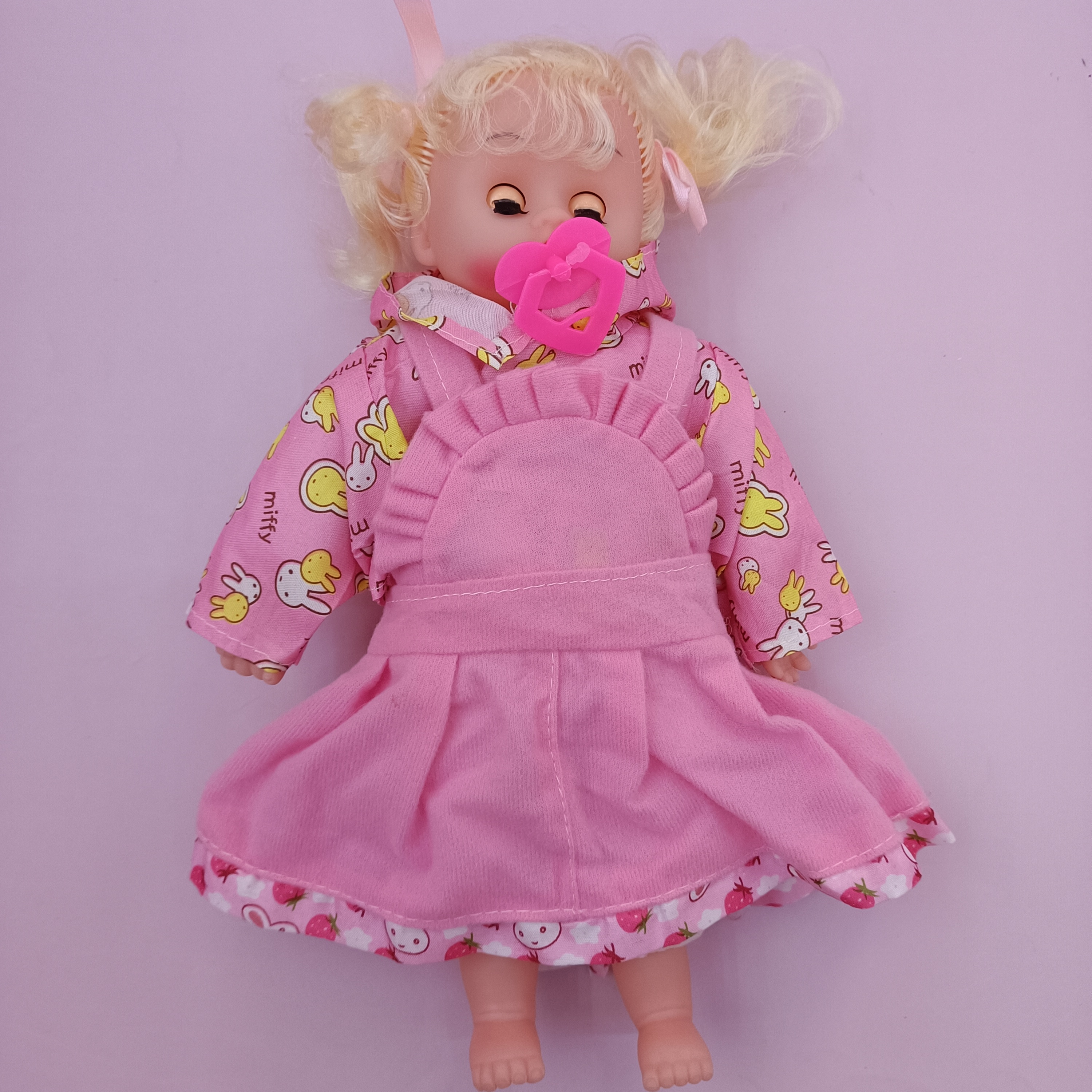 Wholesale of popular foreign trade simulation dolls that can pull out pacifiers and say "Mom" and "Dad" four times as children's gifts
