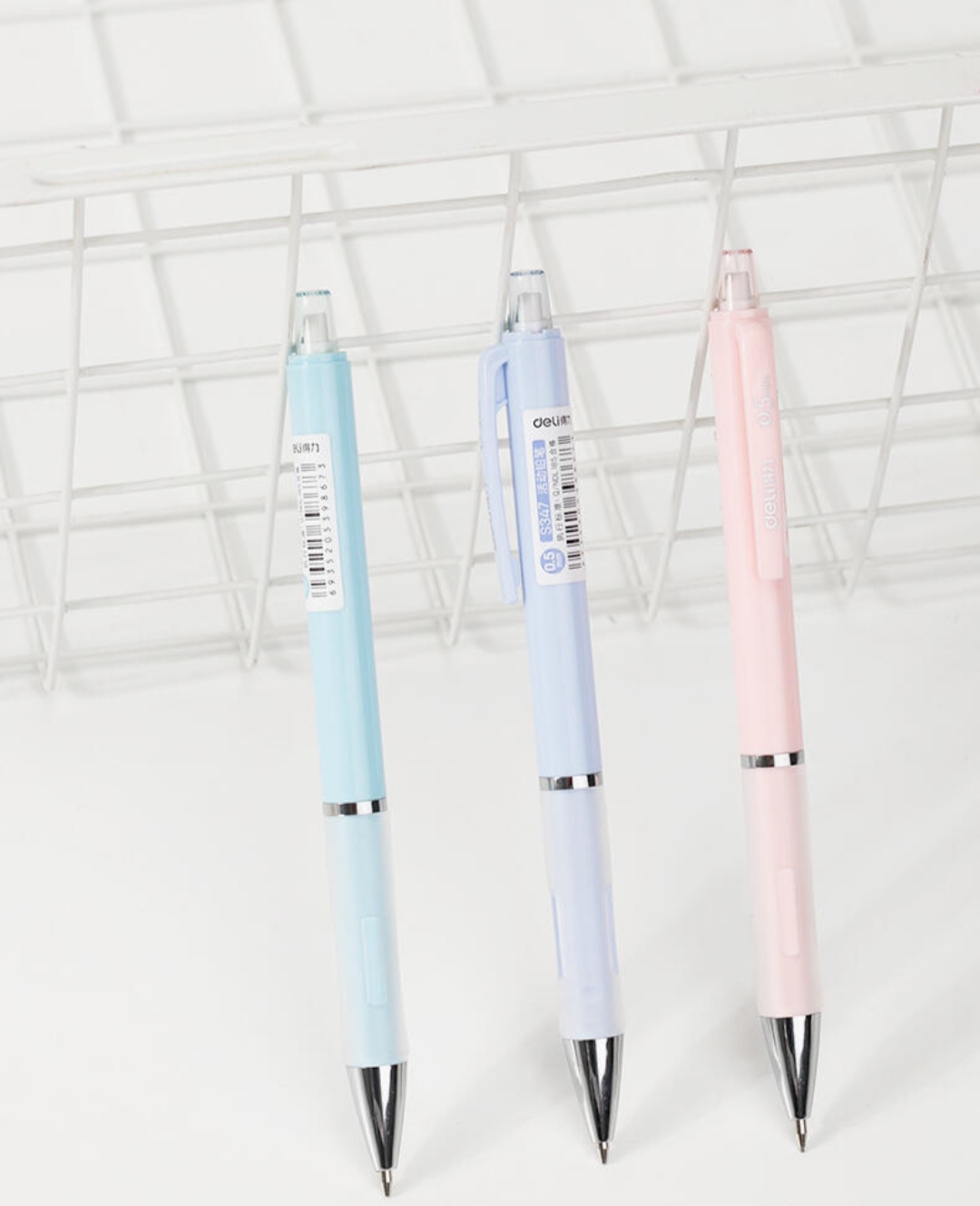 Deli #347 comes with an eraser and a 0.5MM plastic movable pencil detail image 5