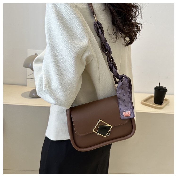 A new 2024 trendy women's bag, a simple and stylish shoulder bag, a small square, casual and stylish silk scarf hand-held crossbody bag detail image 20