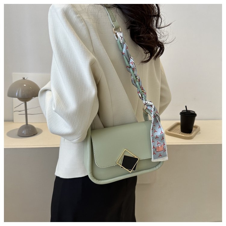 A new 2024 trendy women's bag, a simple and stylish shoulder bag, a small square, casual and stylish silk scarf hand-held crossbody bag detail image 9