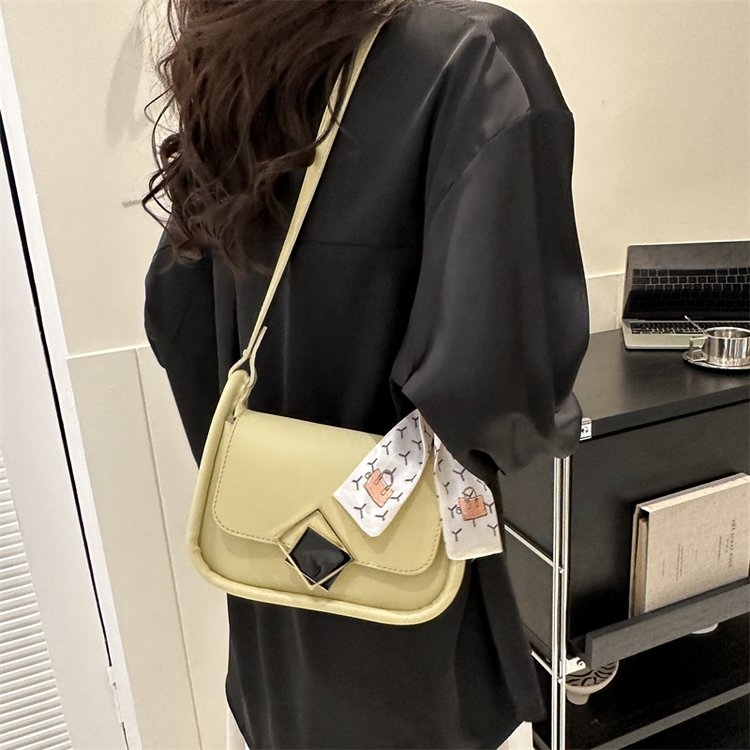 A new 2024 trendy women's bag, a simple and stylish shoulder bag, a small square, casual and stylish silk scarf hand-held crossbody bag details Picture