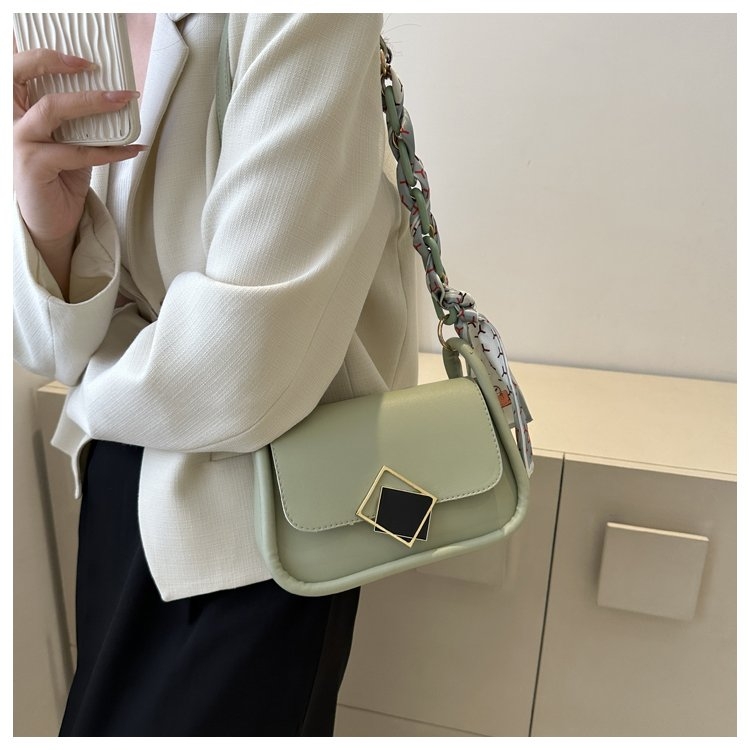 A new 2024 trendy women's bag, a simple and stylish shoulder bag, a small square, casual and stylish silk scarf hand-held crossbody bag detail image 17