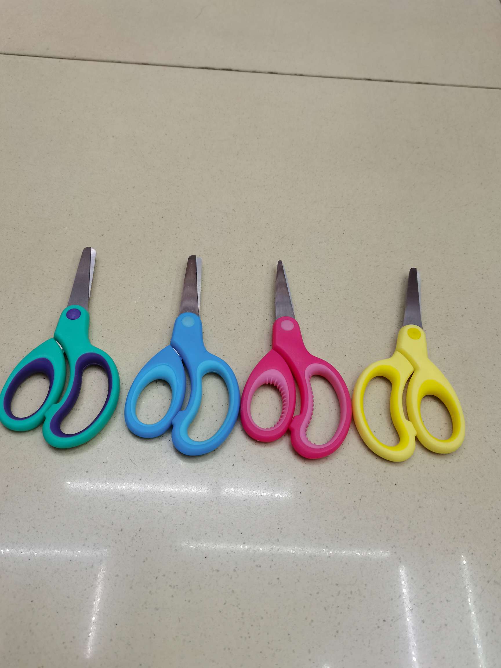 Scissors, daily necessities, student scissors, children's scissors, hardware knives, knives, tools, scissors, cutting tools, scissors Application Scenario