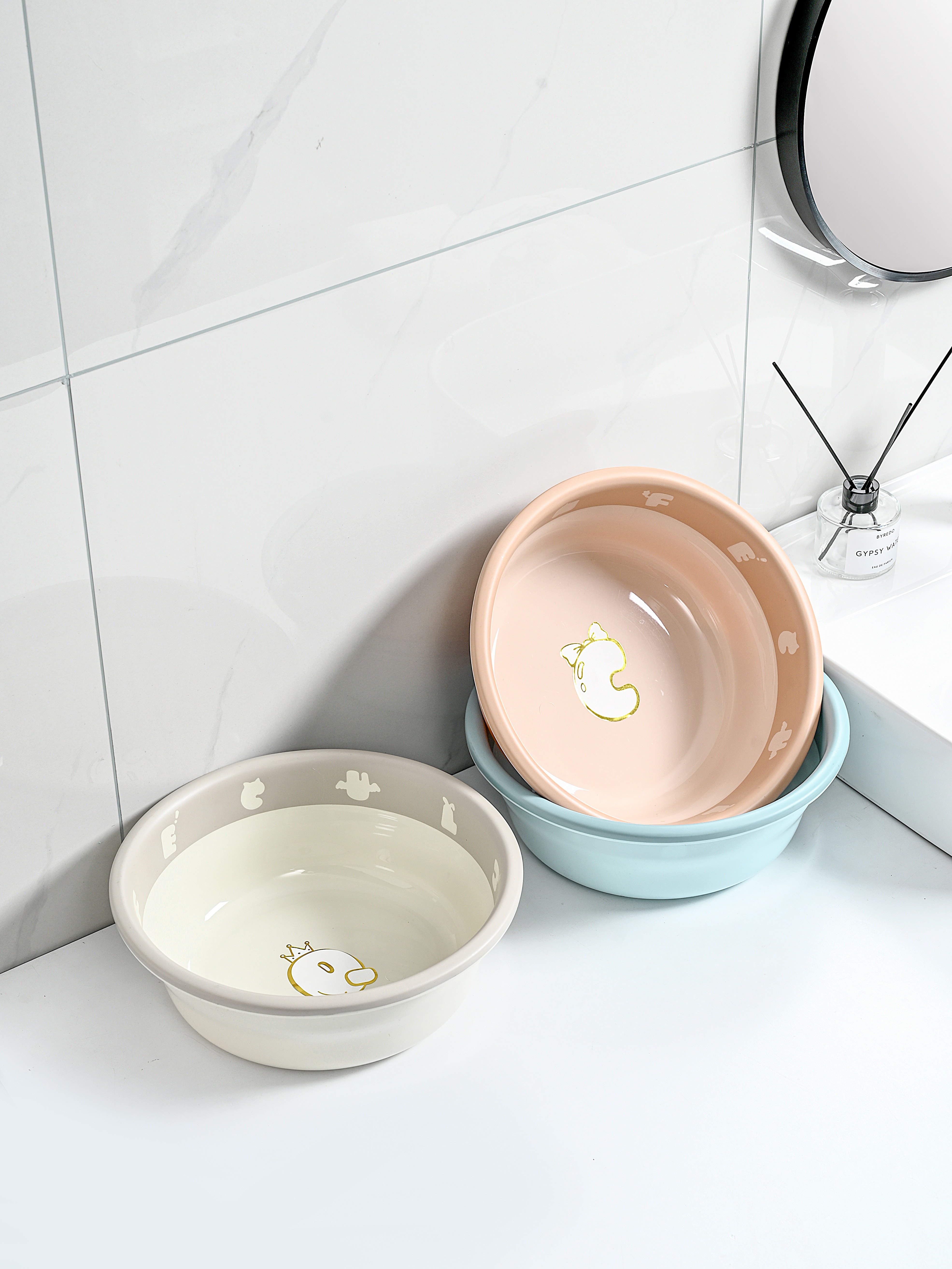 Thick plastic transparent solid color letter washbasin, household washbasin, foot washbasin, student washbasin, children's and baby washbasin Application Scenario