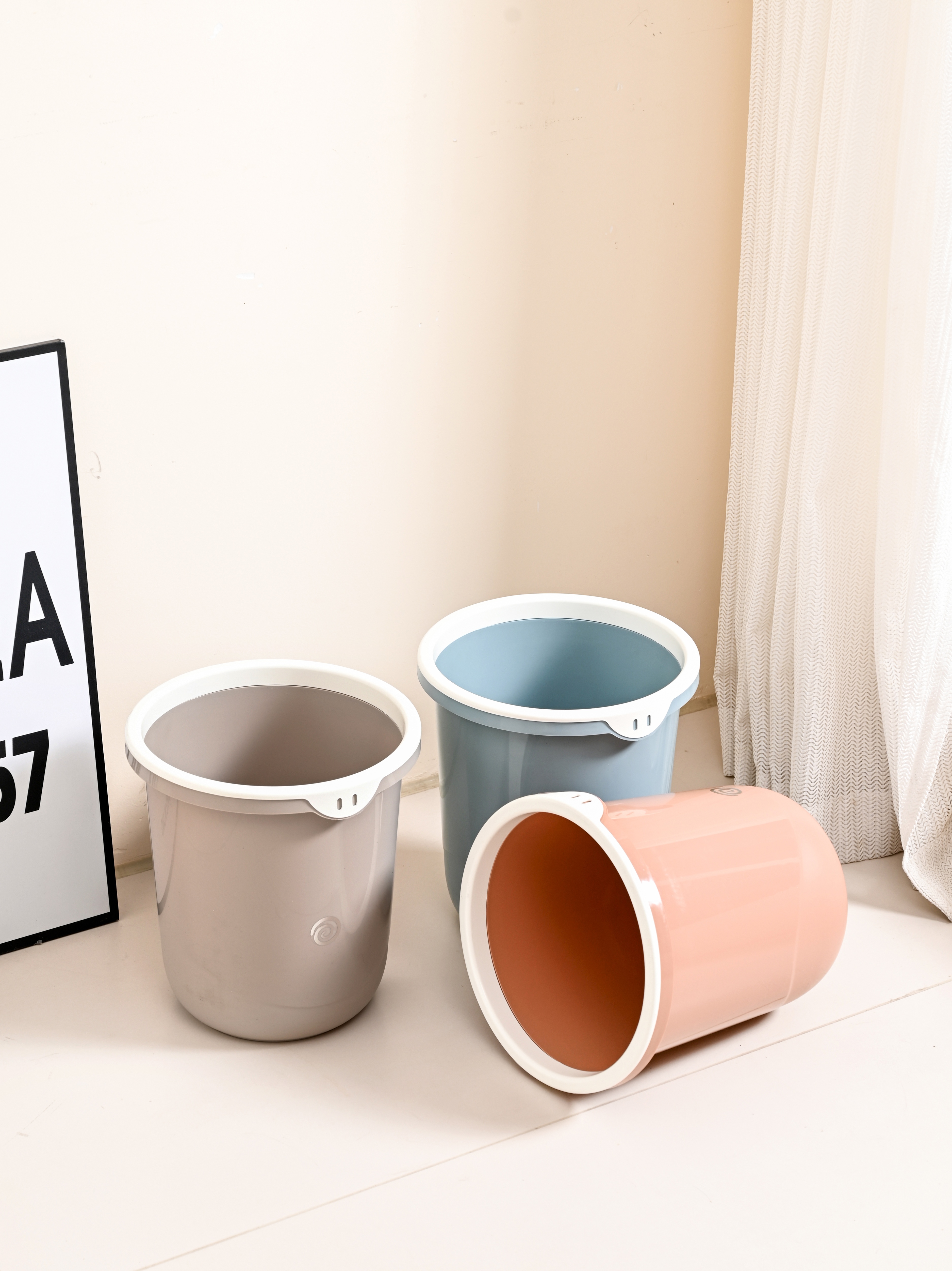 High-appearation-level transparent solid color bedroom trash can, simple uncovered pressure ring trash can for kitchen and bathroom Application Scenario