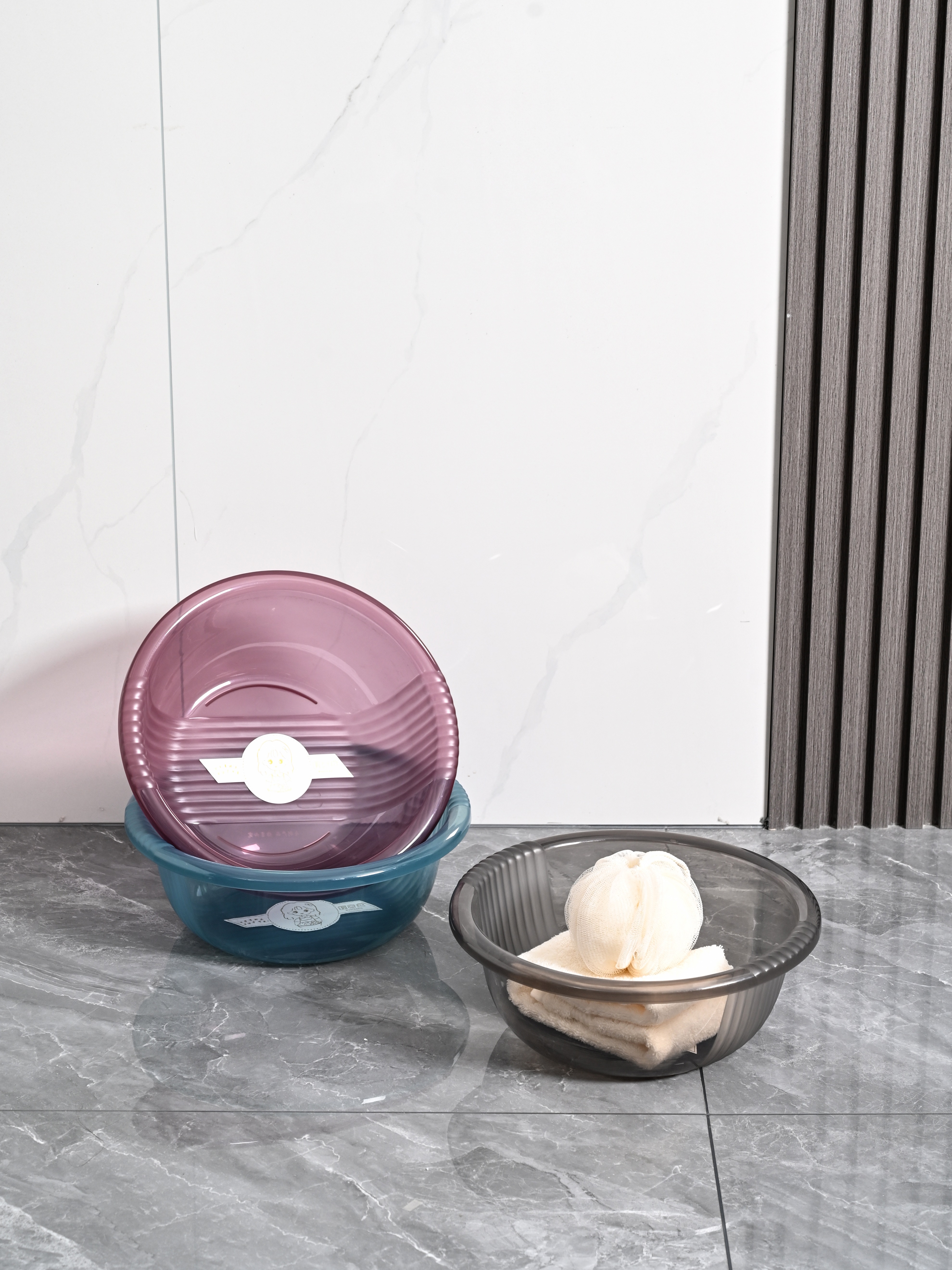 Household washbasin, plastic thickened transparent solid color striped washbasin, foot basin, student basin, children's and baby washbasin Application Scenario