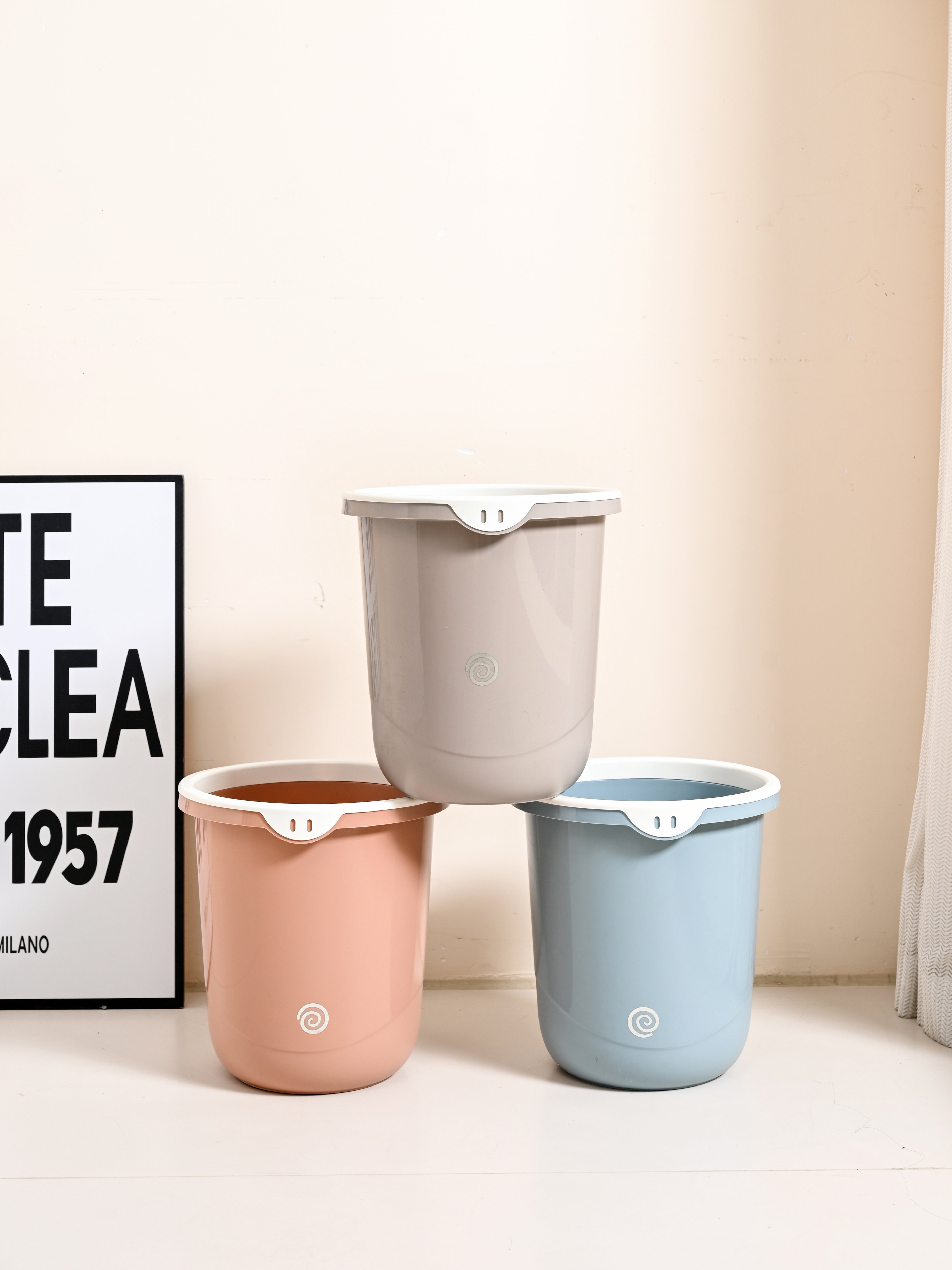 High-appearation-level transparent solid color bedroom trash can, simple uncovered pressure ring trash can for kitchen and bathroom Item Picture