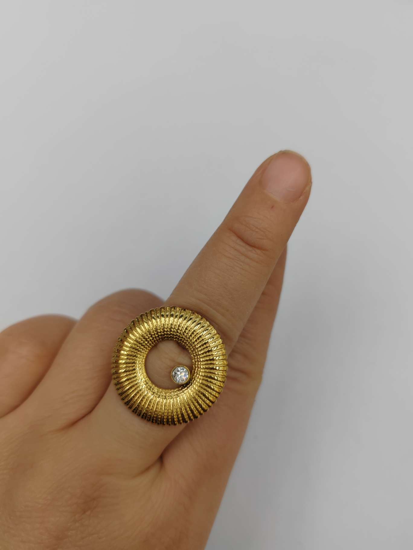 不锈钢材质 金色 镶钻 欧美流行风 大尺寸不锈钢戒指 INS爆款产品图