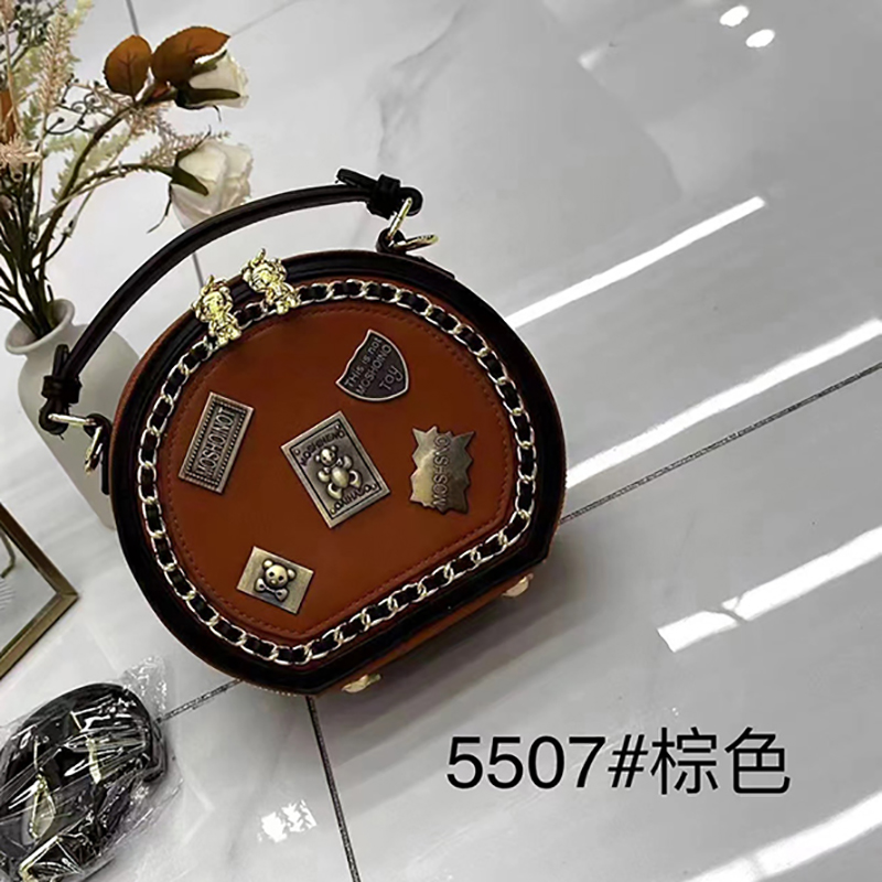 إنها هي الحقيبة التي تحمل الشارات، حقيبة السيدات Specification image