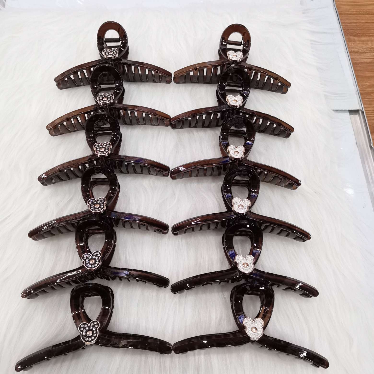 13 cm black, brown, coffee-colored, diamond-encrusted plastic gripper shark clip details Picture