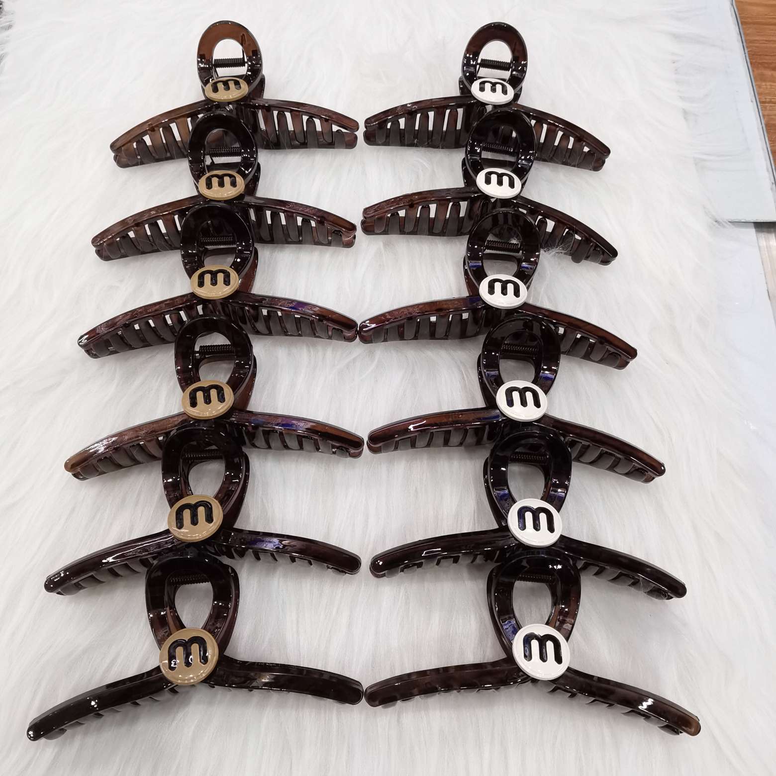 13 cm black, brown, coffee-colored, diamond-encrusted plastic gripper shark clip Application Scenario