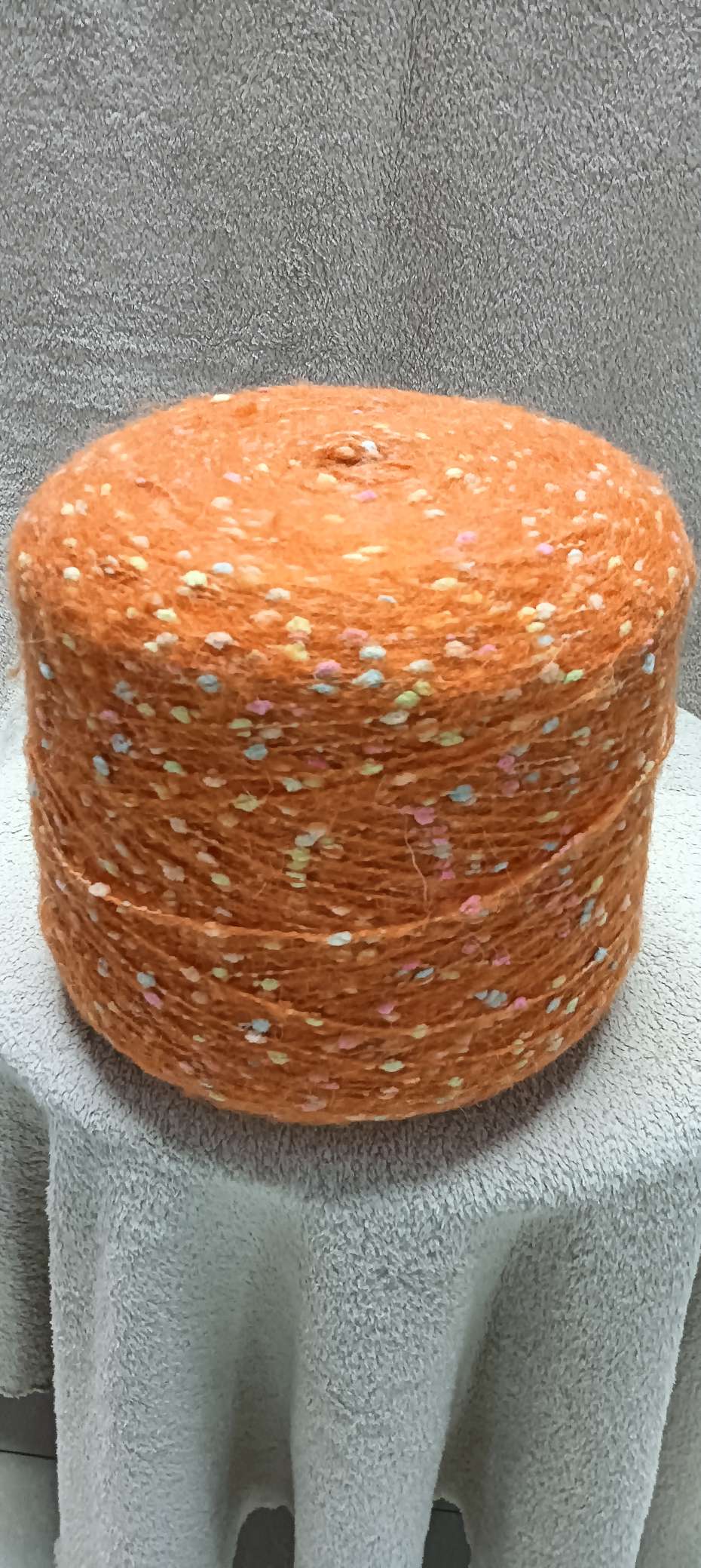 菊花马海毛。1个筒子1公斤。加工头饰。发夹。勾包包。织衣服。内销。外贸。手感柔软。销量好。