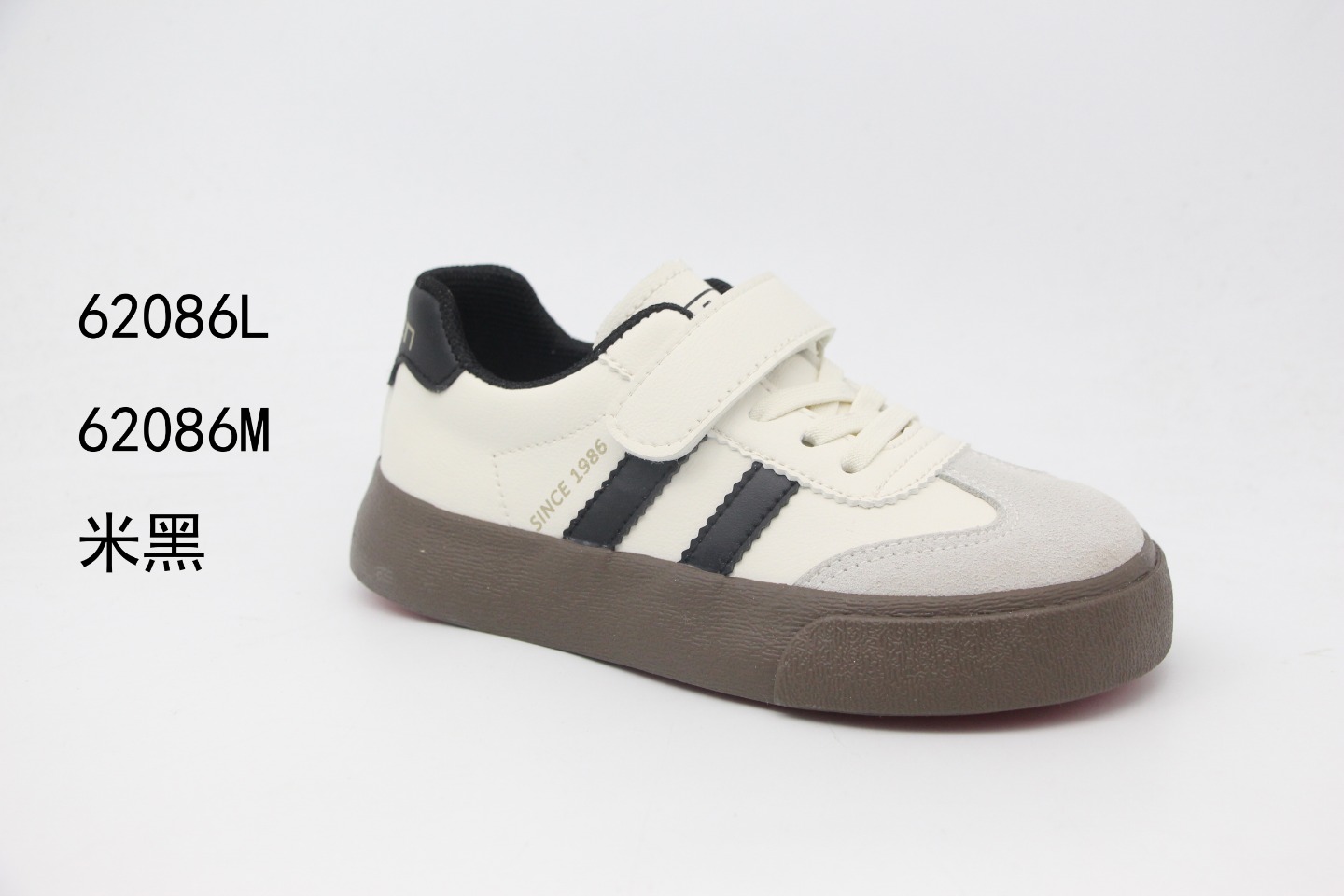Small white leather shoes for children thumbnail