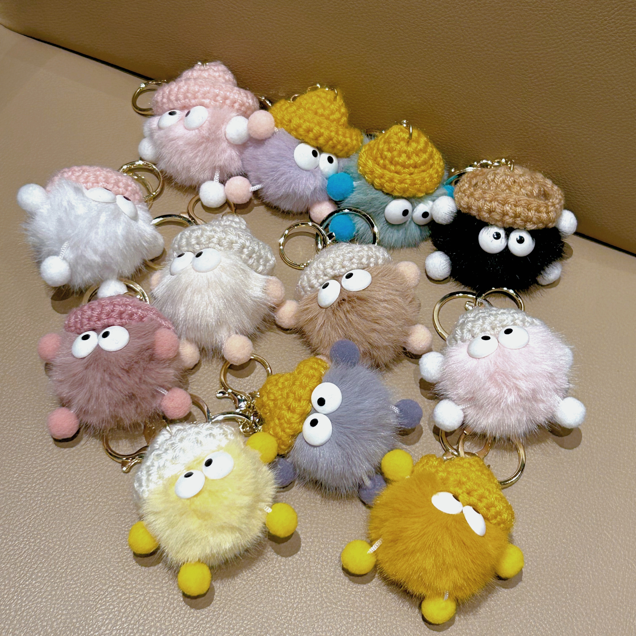 小煤球毛绒包包手机挂件防水貂毛可爱毛茸茸千与千寻小毛绒挂件详情1