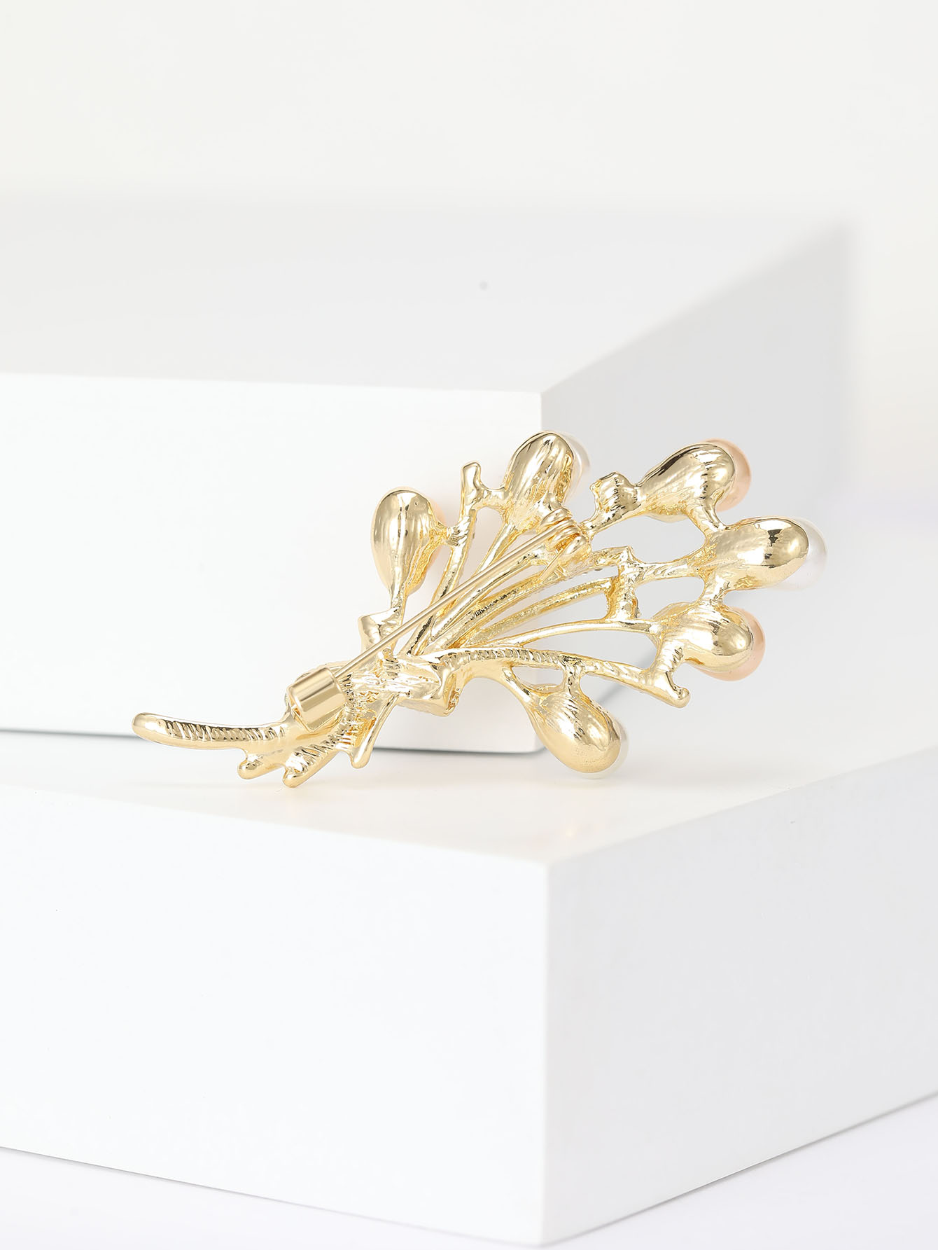 Ziyang Jewelry 2024 New Style Chinese alloy pearl brooch, high-end women's personalized and fashionable brooch, elegant brooch, coat cardigan and accessory factory direct sales Application Scenario