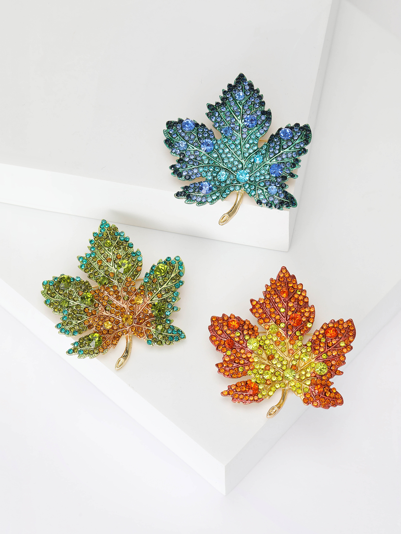 Ziyang Accessories 2024 New Style Chinese Maple Leaf Alloy rhindiamond brooch, high-end women's personalized fashion brooch, elegant brooch pin, coat carver, accessories factory direct sales Specification image