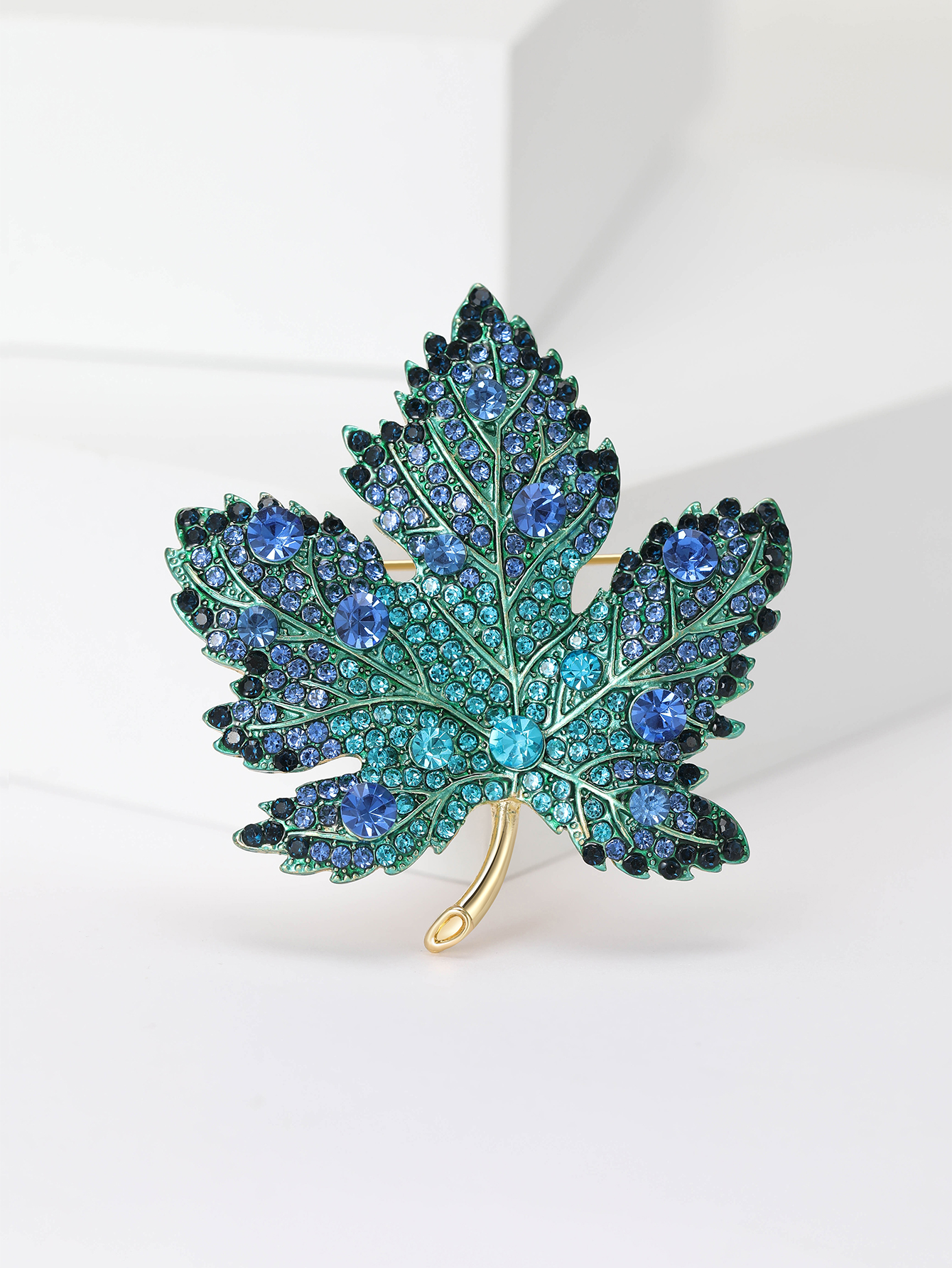 Ziyang Accessories 2024 New Style Chinese Maple Leaf Alloy rhindiamond brooch, high-end women's personalized fashion brooch, elegant brooch pin, coat carver, accessories factory direct sales