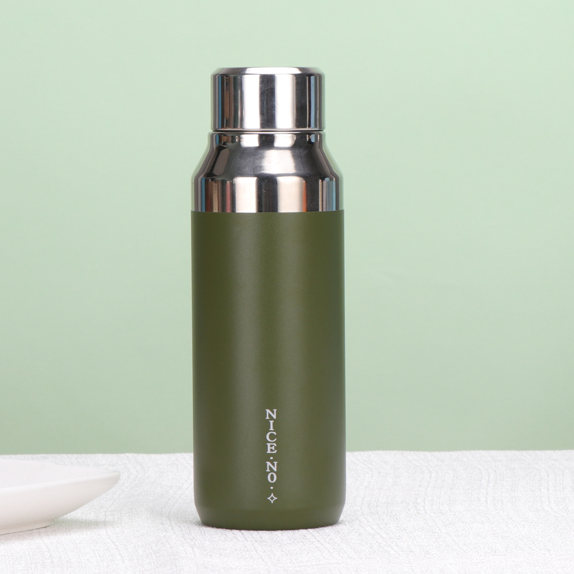 Amazon cross-border new product: Simple and fashionable NES insulated cup, 304 stainless steel outdoor sports straight insulated cup Application Scenario