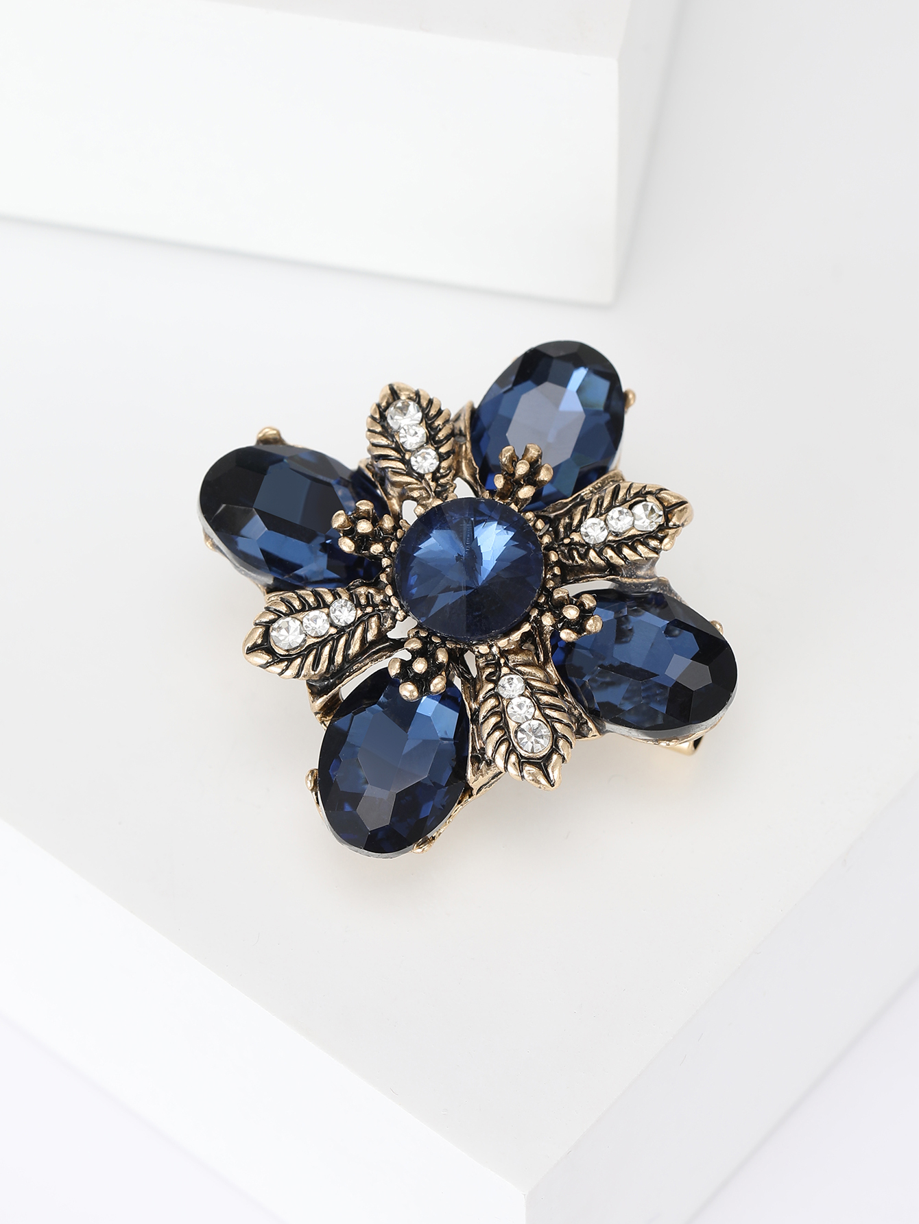 New crystal glass fashionable and elegant ladies' versatile brooches and brooches are sold directly by the manufacturer Specification image