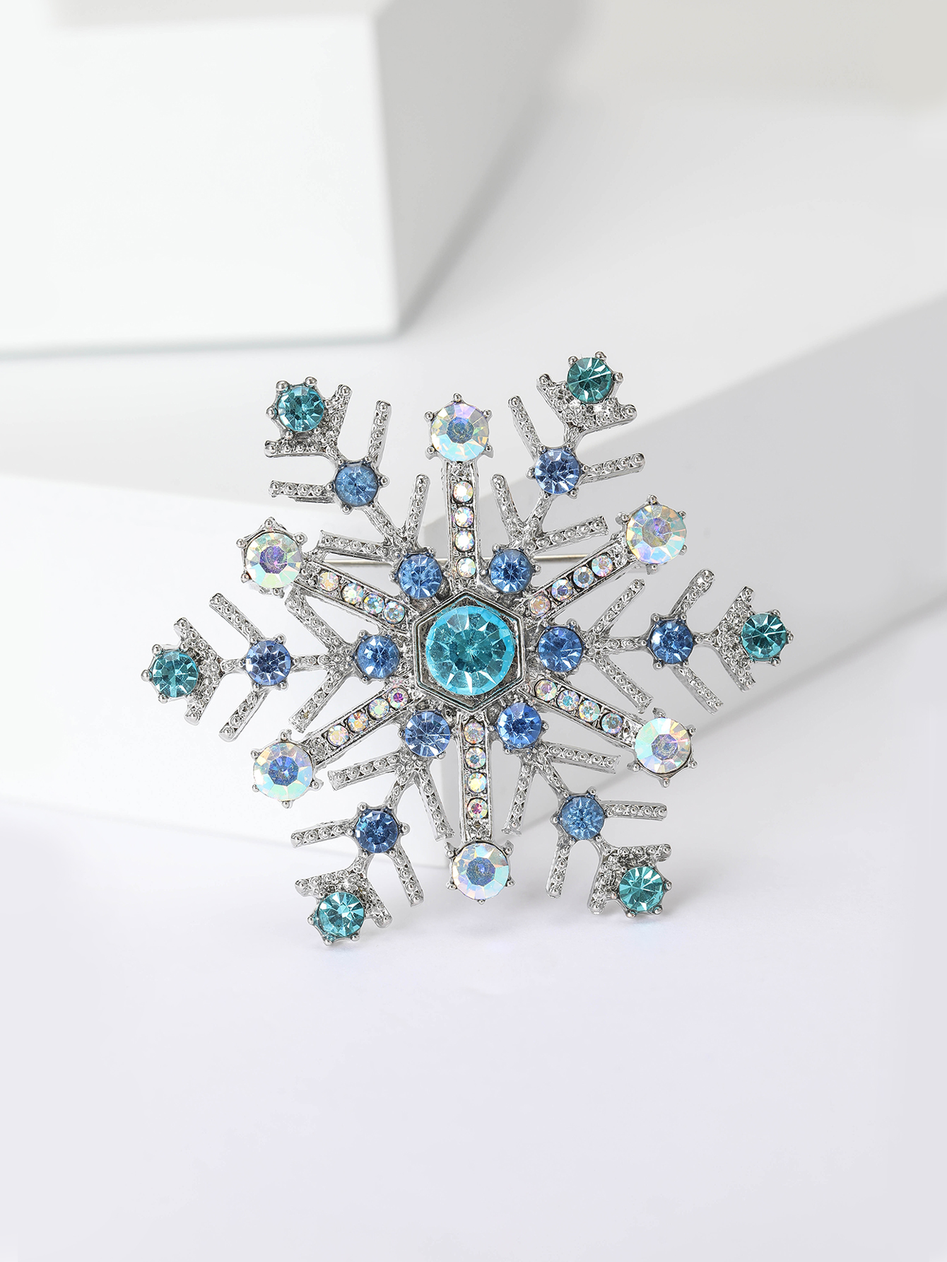 Ziyang Accessories 2024 New Style Chinese alloy water diamond snowflake brand brooch, high-end women's individual fashion brooch, elegant brooch pin, coat cardigan, accessories factory direct sales