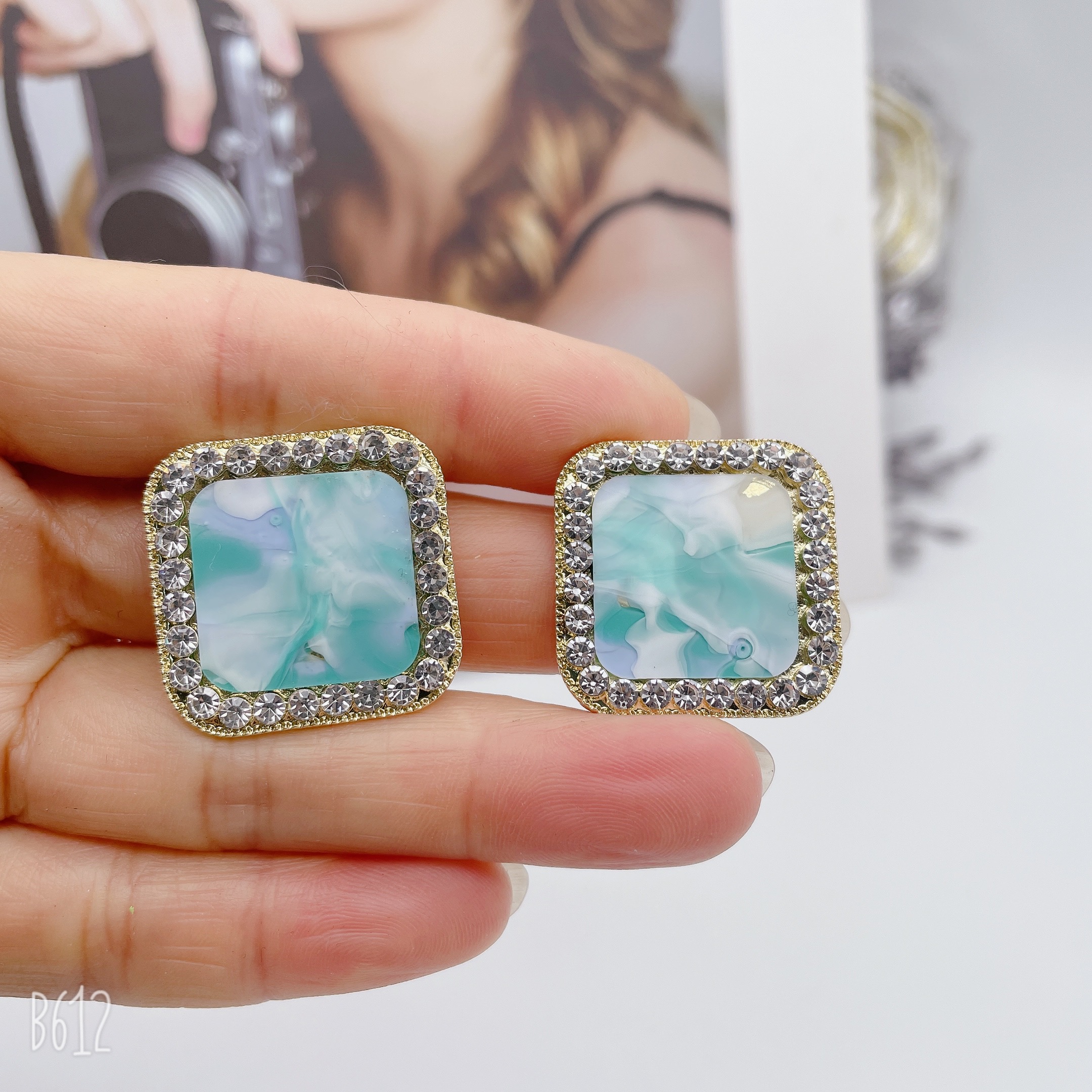 2024 New Korean-style earrings in bright colors, square exaggerated stud earrings, full diamond plates, fashionable and versatile earrings