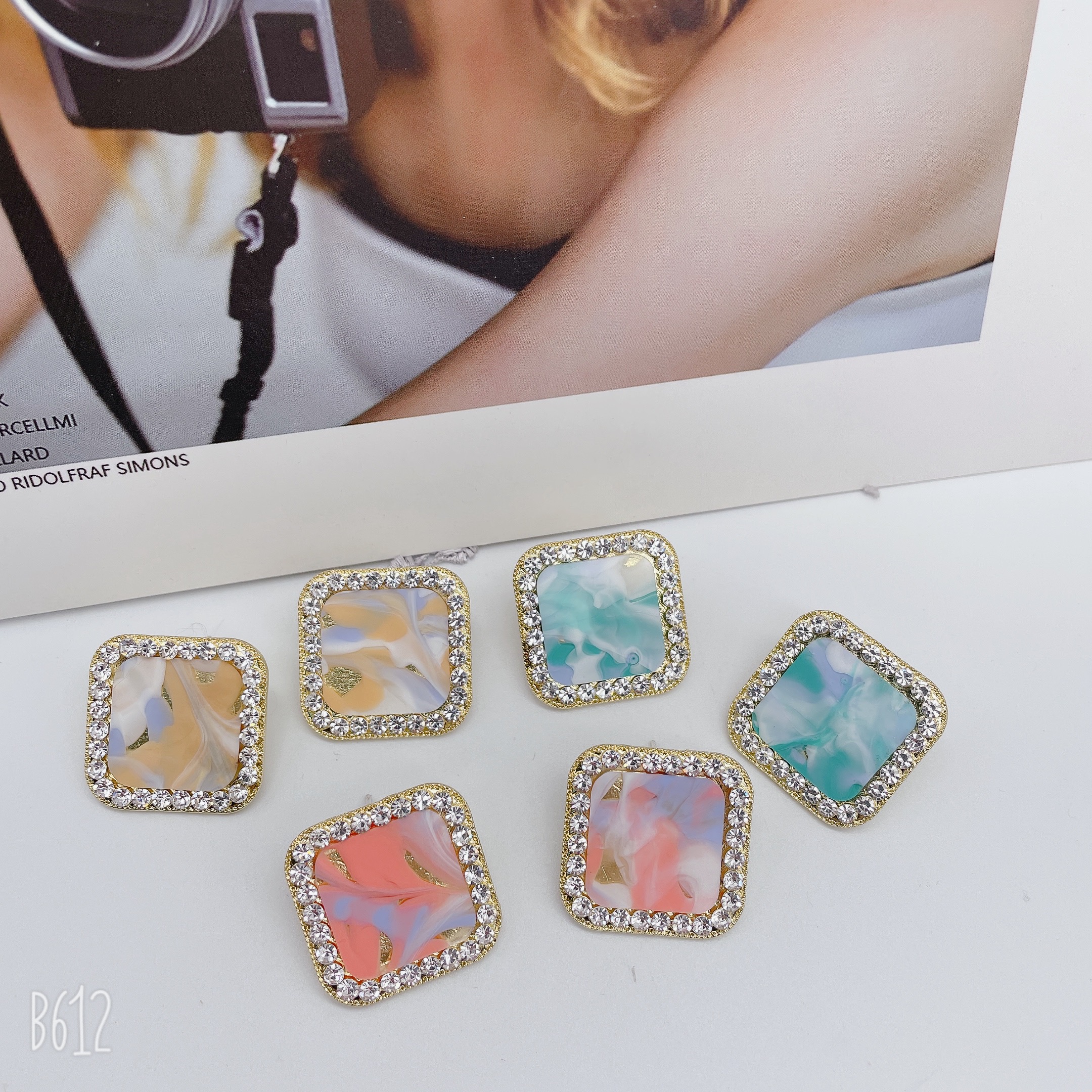 2024 New Korean-style earrings in bright colors, square exaggerated stud earrings, full diamond plates, fashionable and versatile earrings Application Scenario