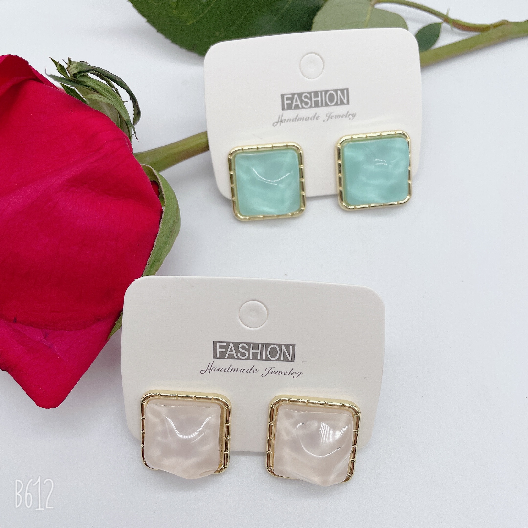 2024 New Korean-style earrings in bright colors, square exaggerated stud earrings, full diamond resin, fashionable and versatile details Picture