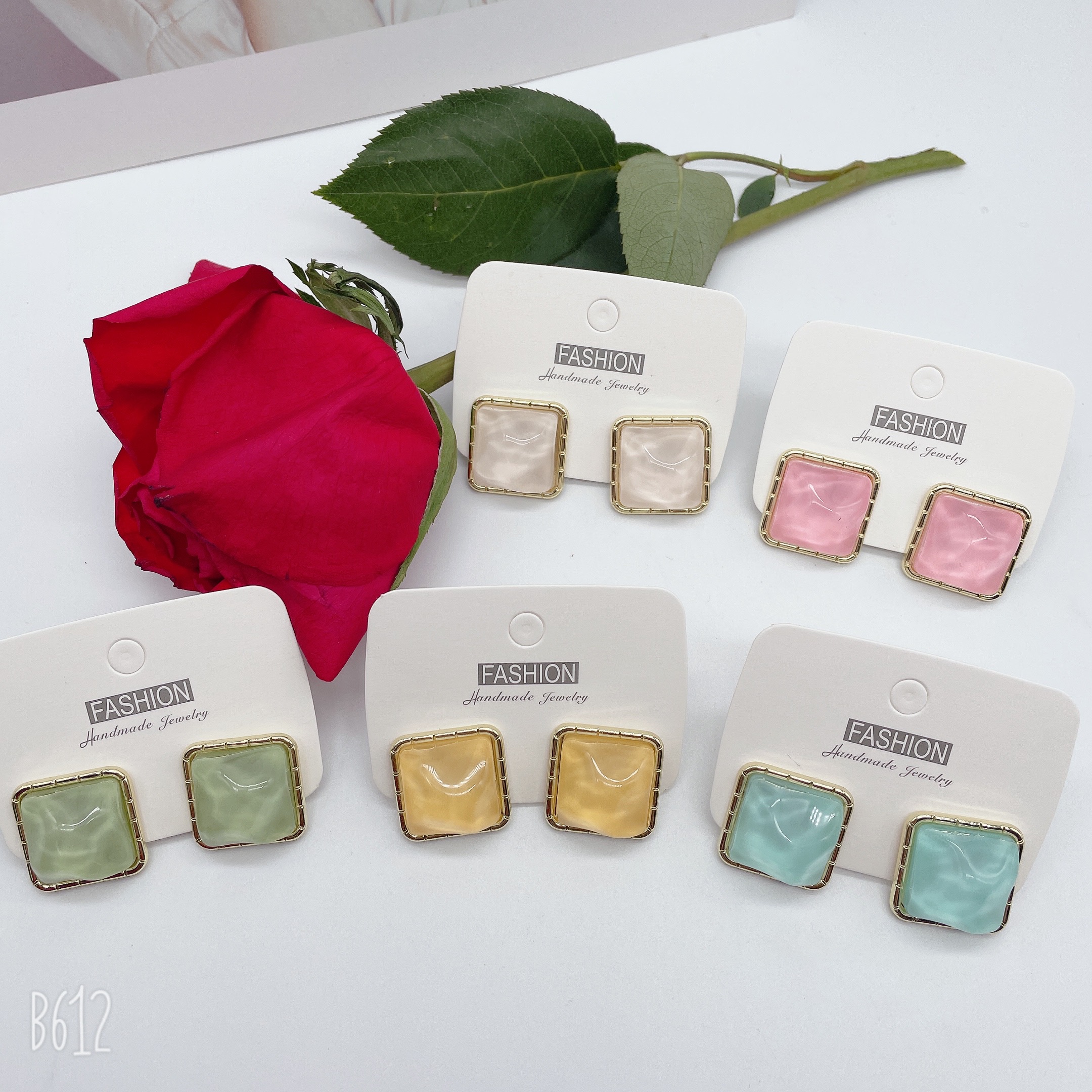 2024 New Korean-style earrings in bright colors, square exaggerated stud earrings, full diamond resin, fashionable and versatile