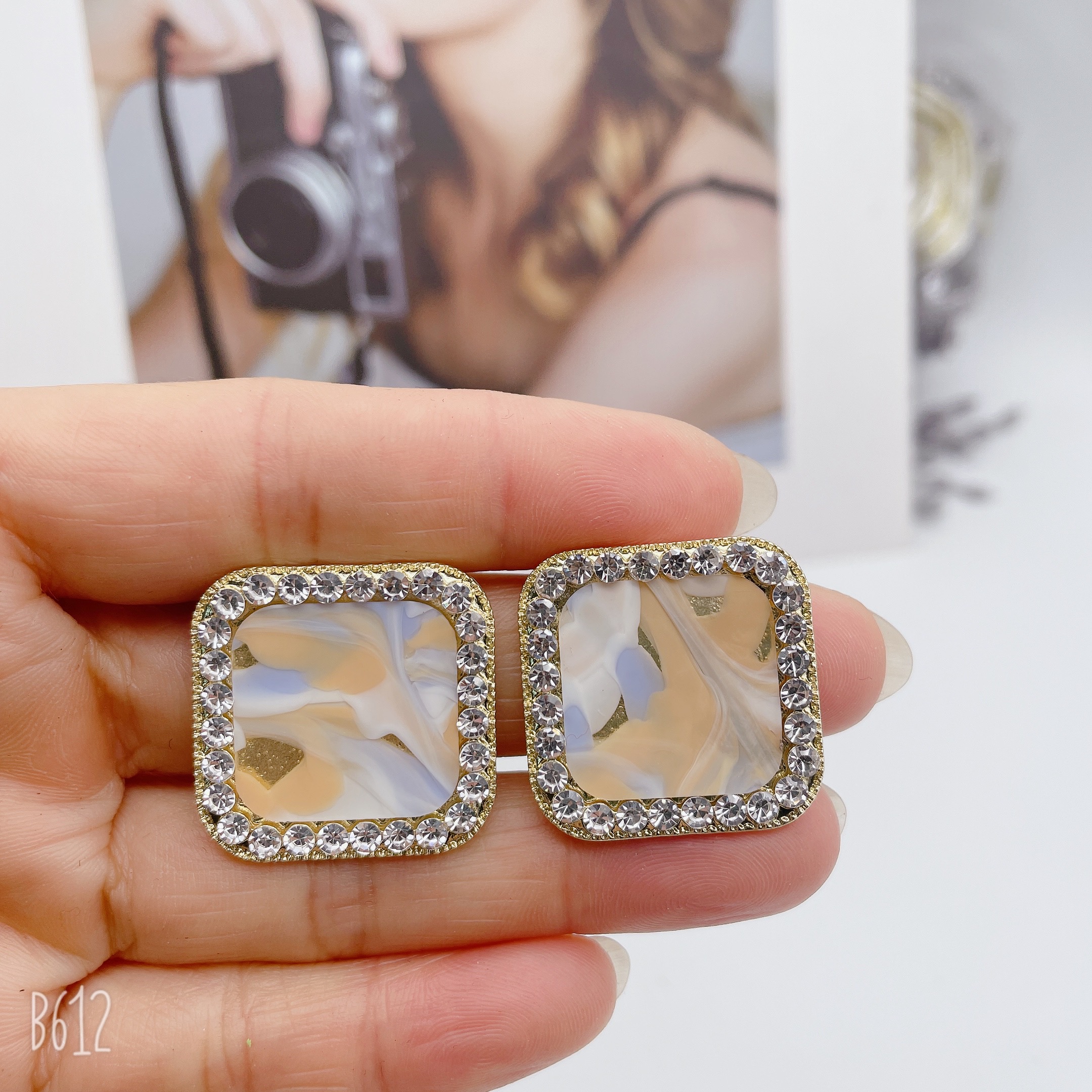 2024 New Korean-style earrings in bright colors, square exaggerated stud earrings, full diamond plates, fashionable and versatile earrings Specification image